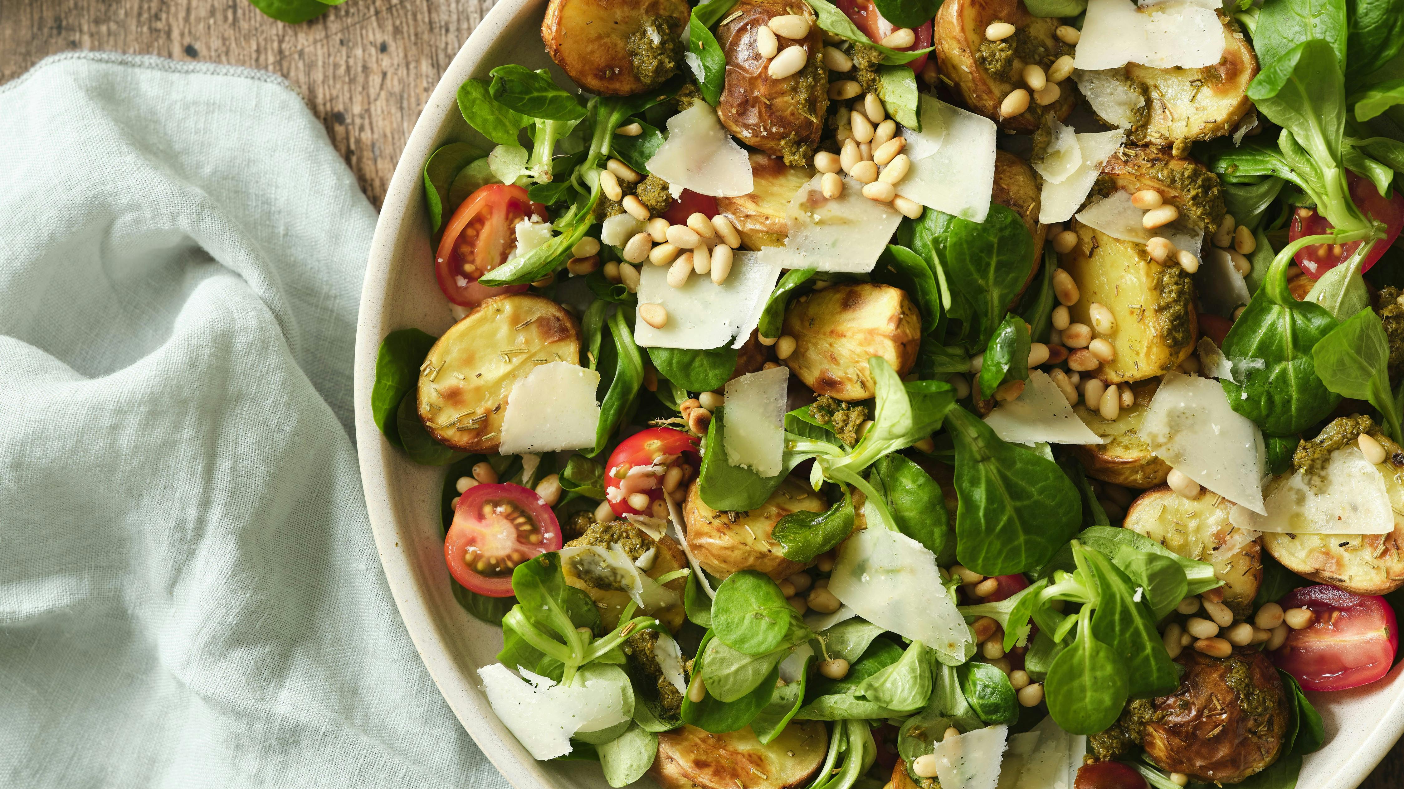 Ristede kartiffelsalat med tomater