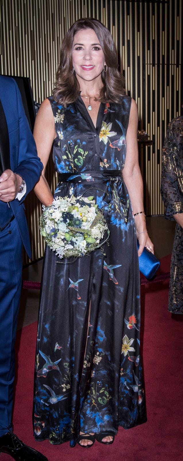 Dronning Mary i elegant maxikjole i silke