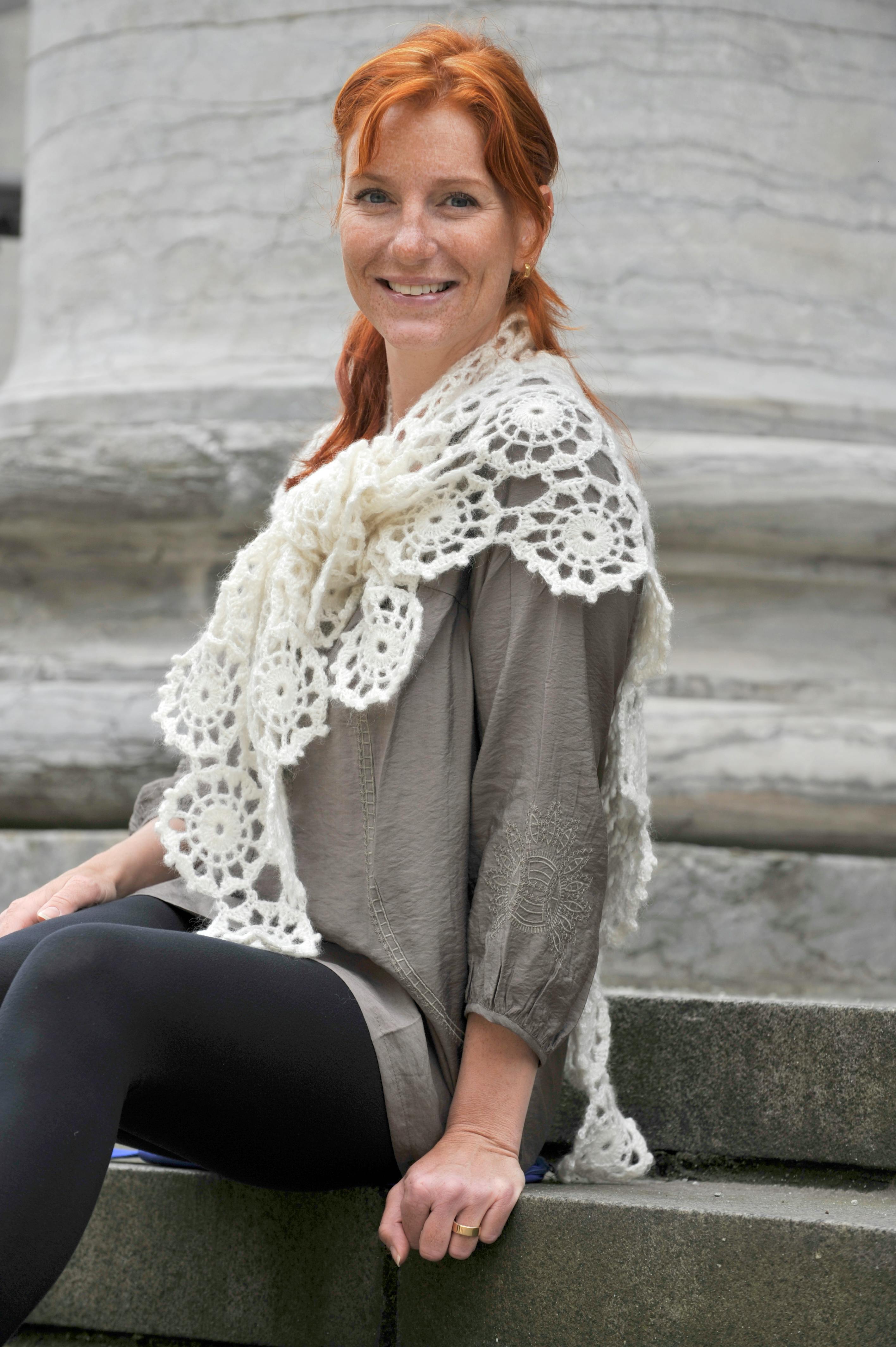 Hvidt hæklet sjal af cirkler