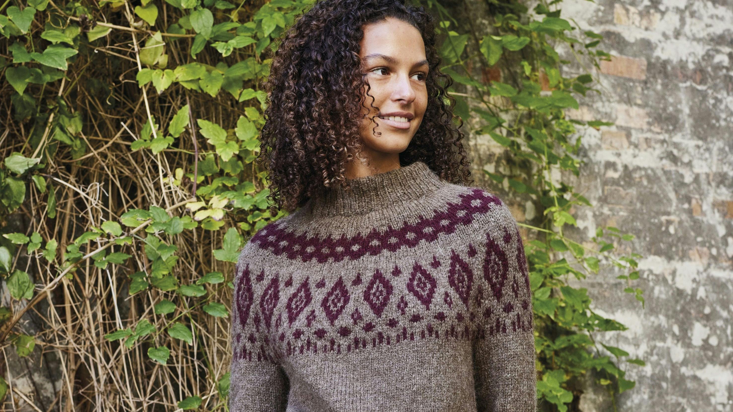 Flot sweater med mønstret bærestykke