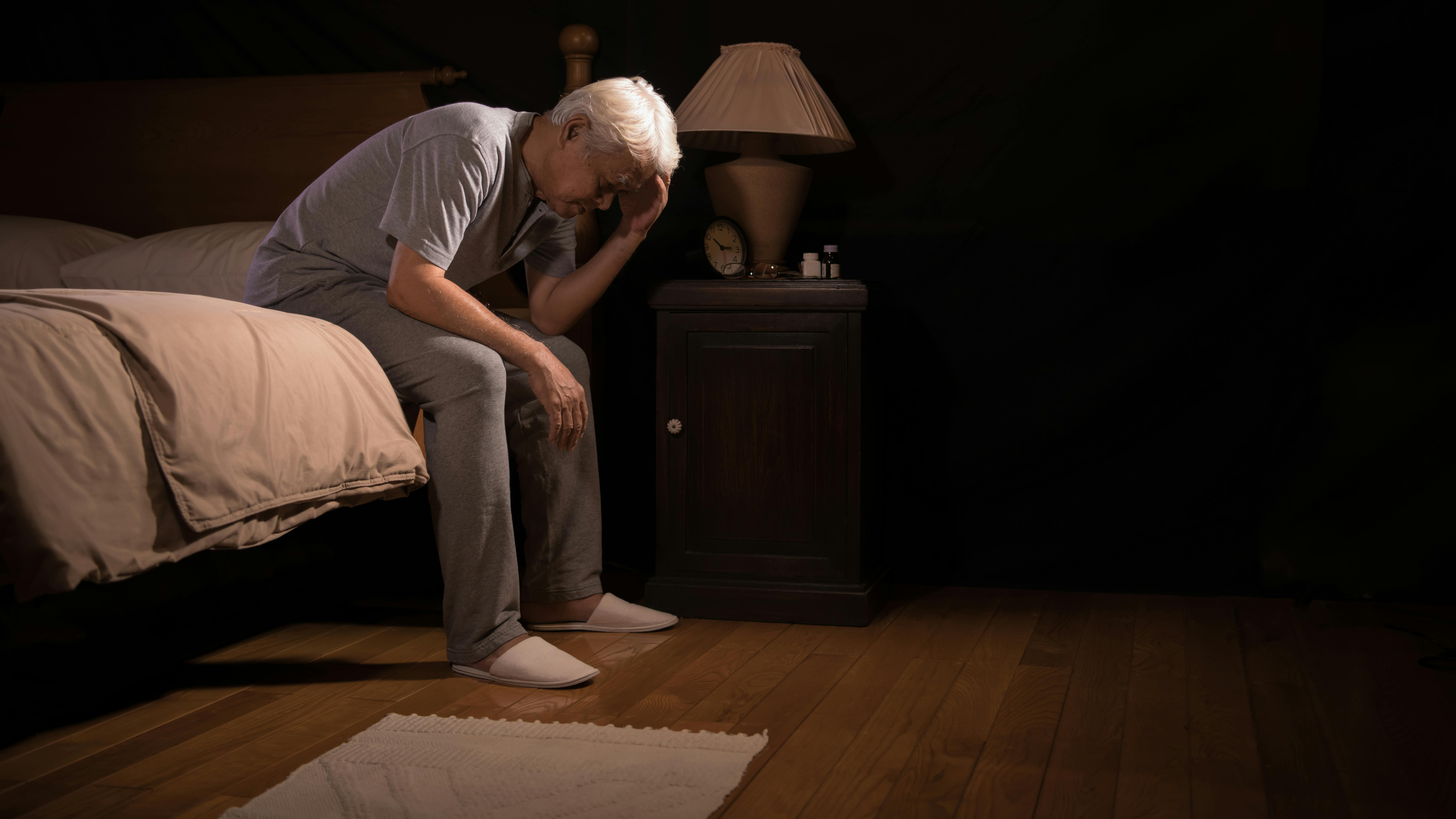 Mand op at tisse om natten