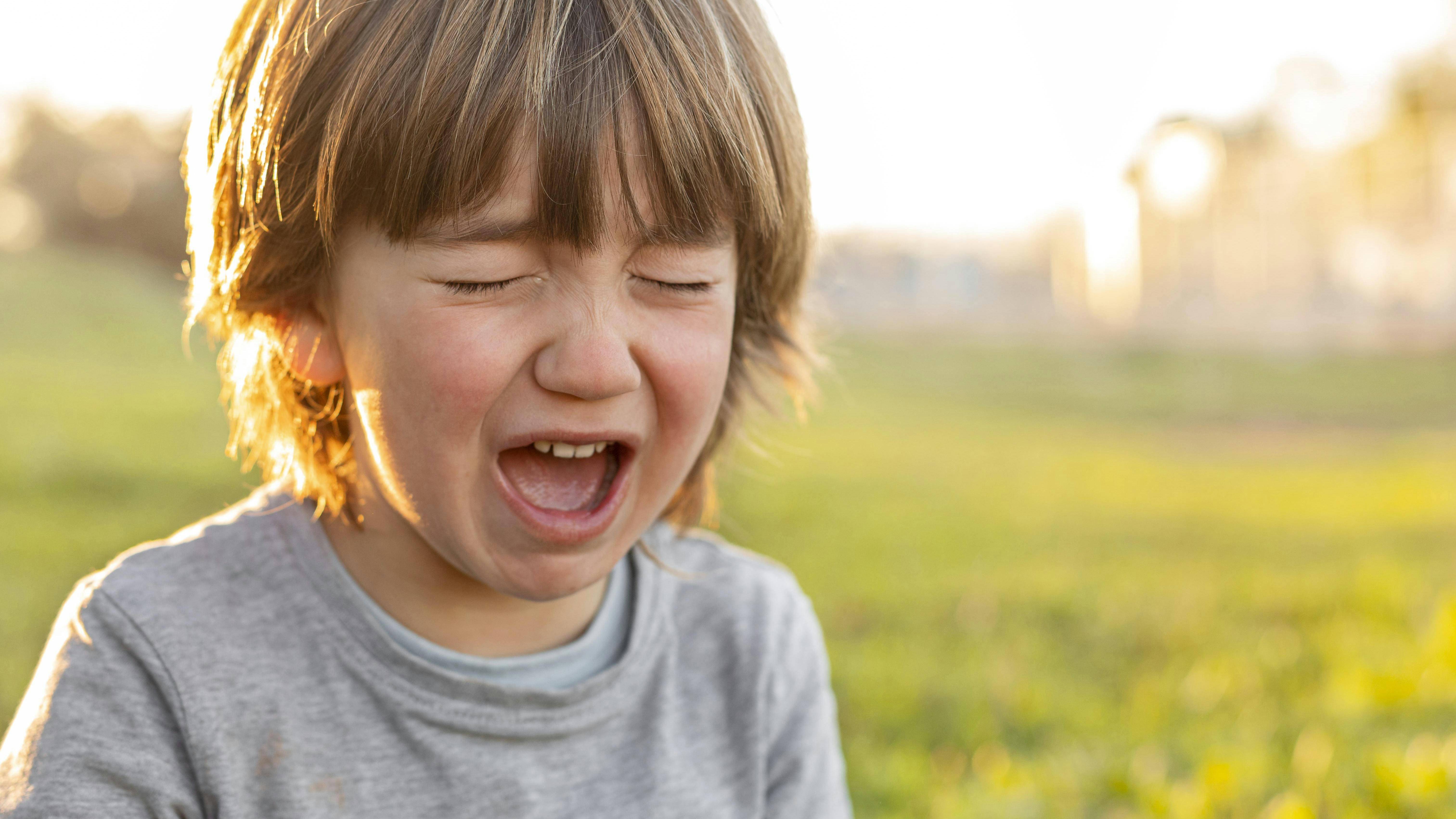 træt, hostede dreng