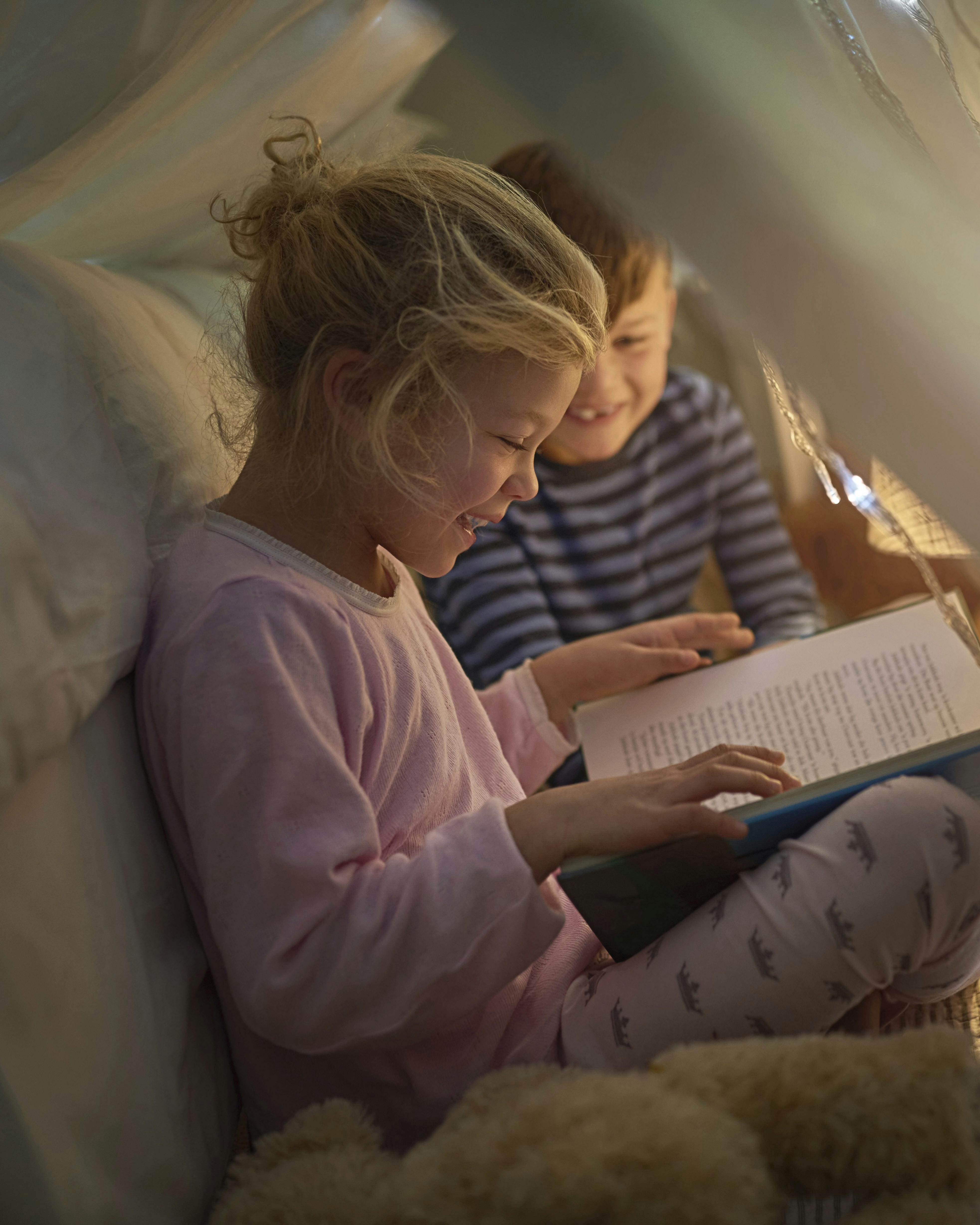 Børn, der læser bøger