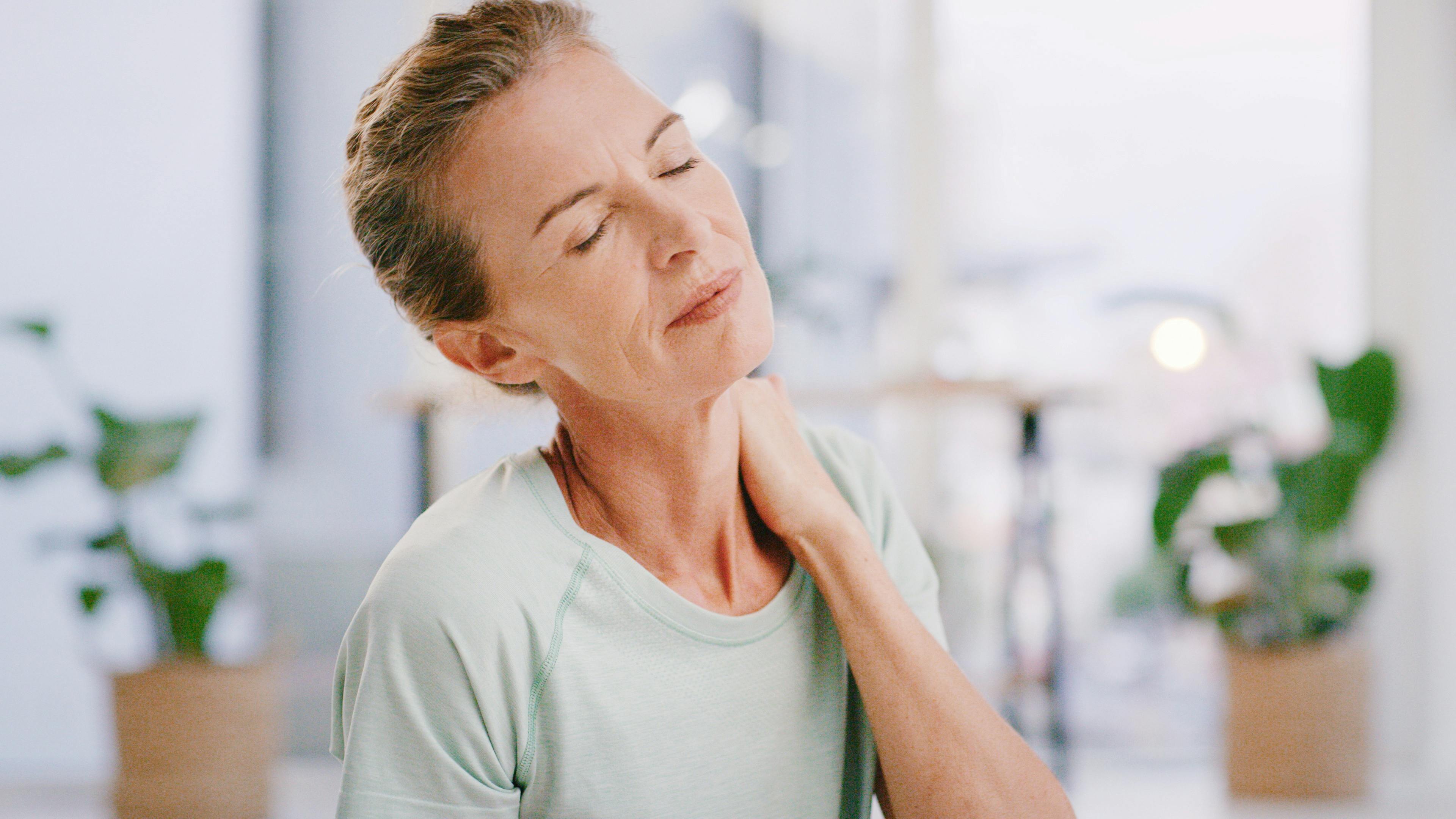 Kvinde med smerter i nakken