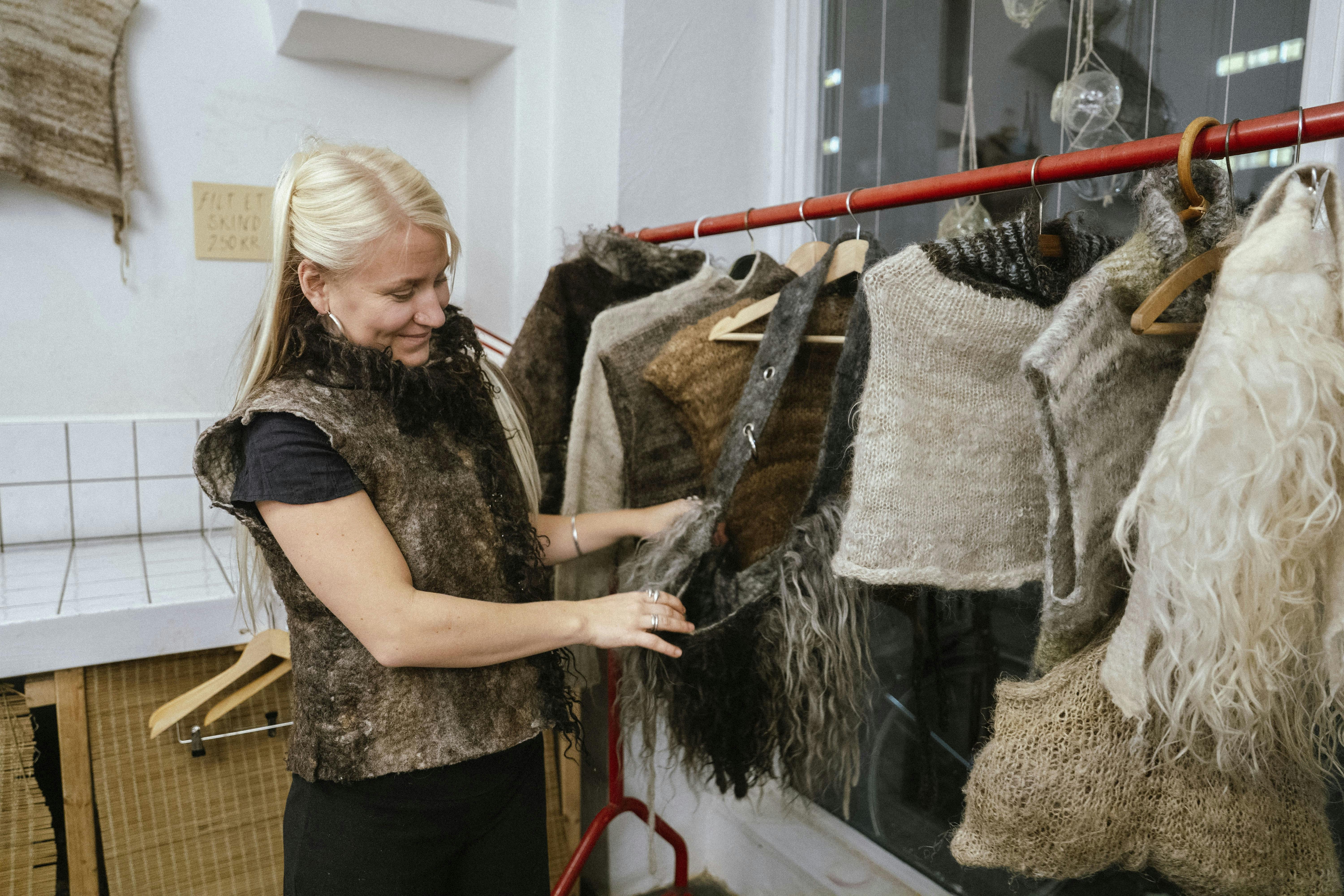 Maja Høy med strikting i Hedestriks lokaler 