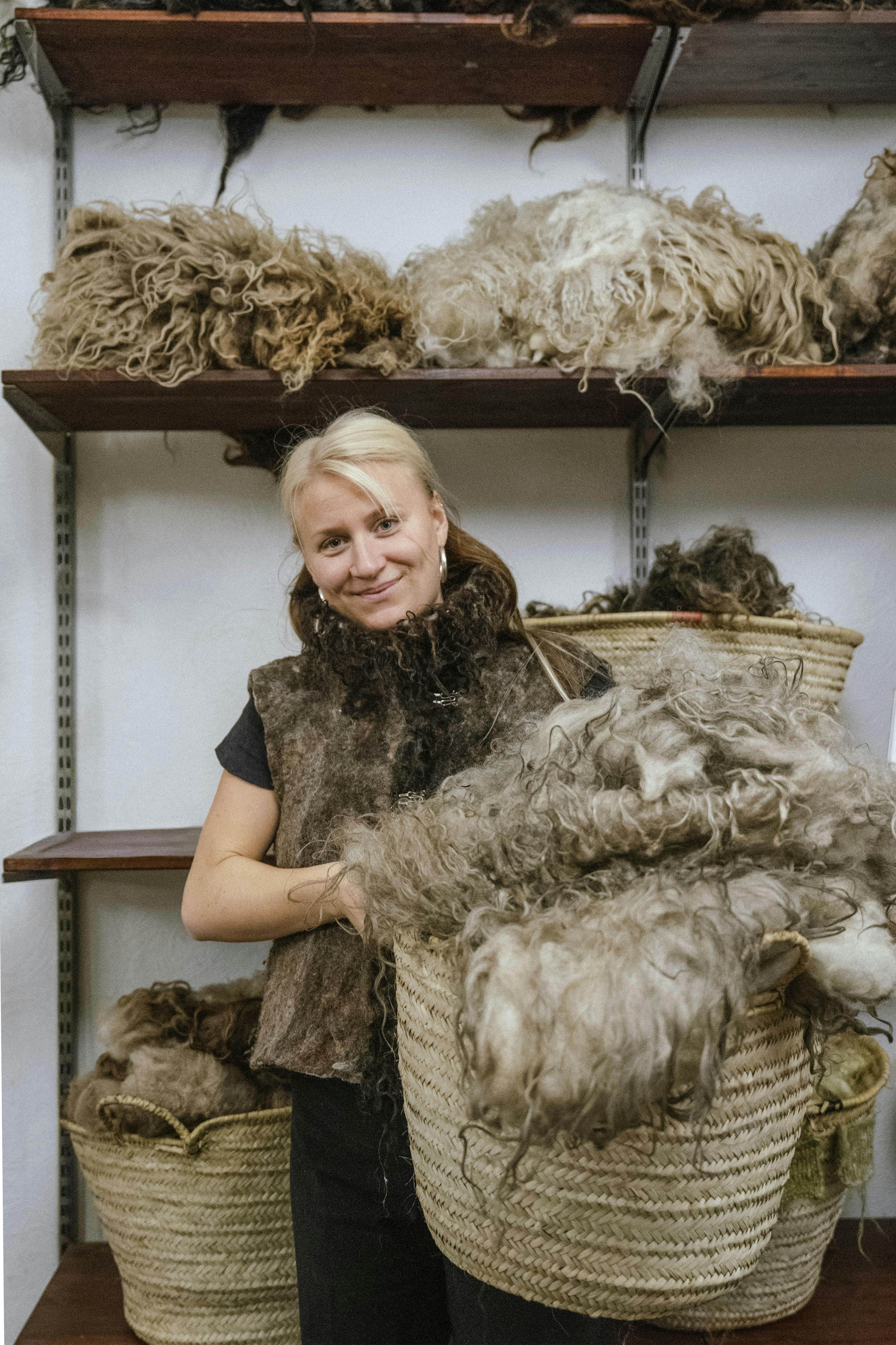 Maya Høy i Hedestriks lokaler med uld. 