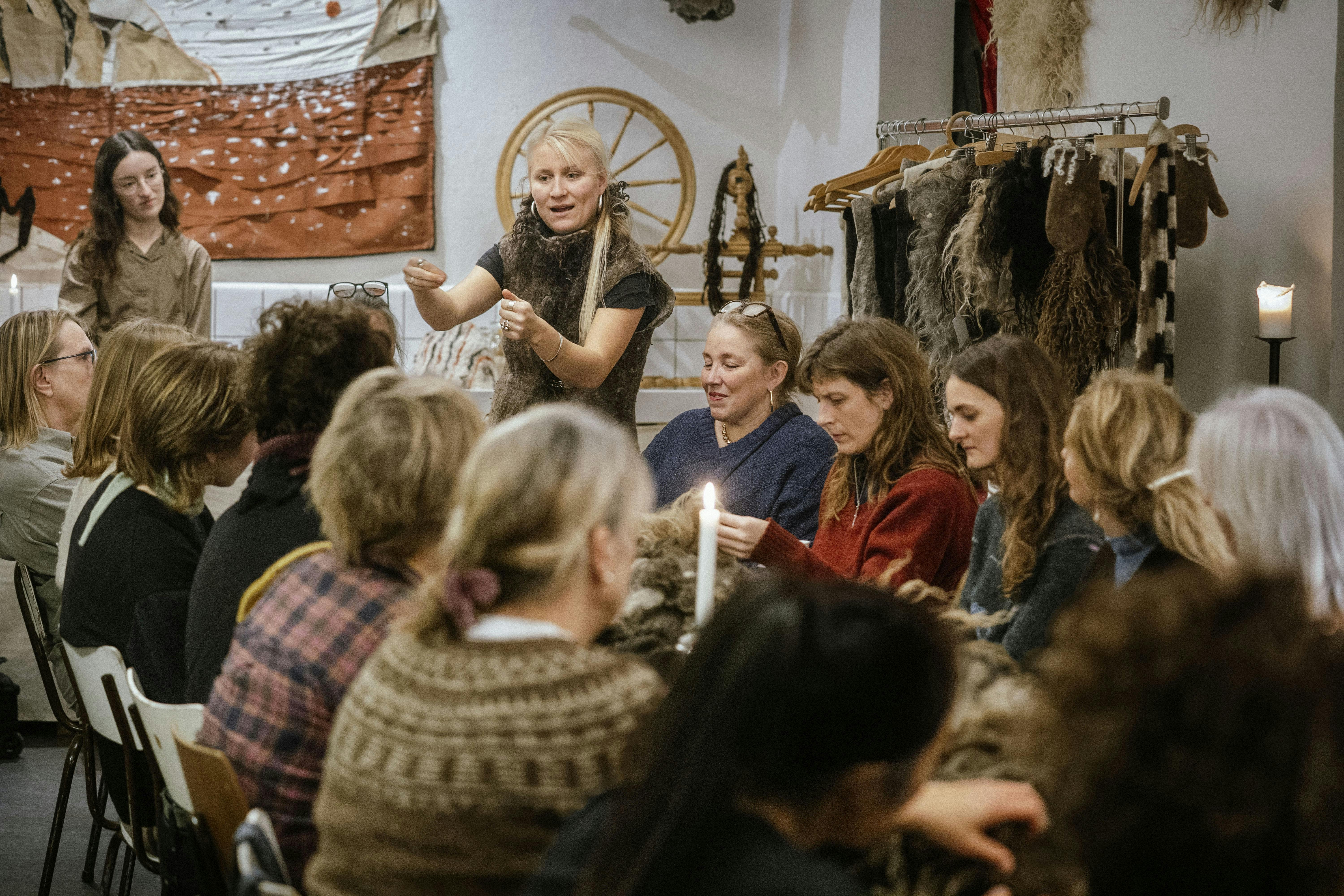 Maja Høy underviser i dogmestrik i Hedestriks lokaler. 