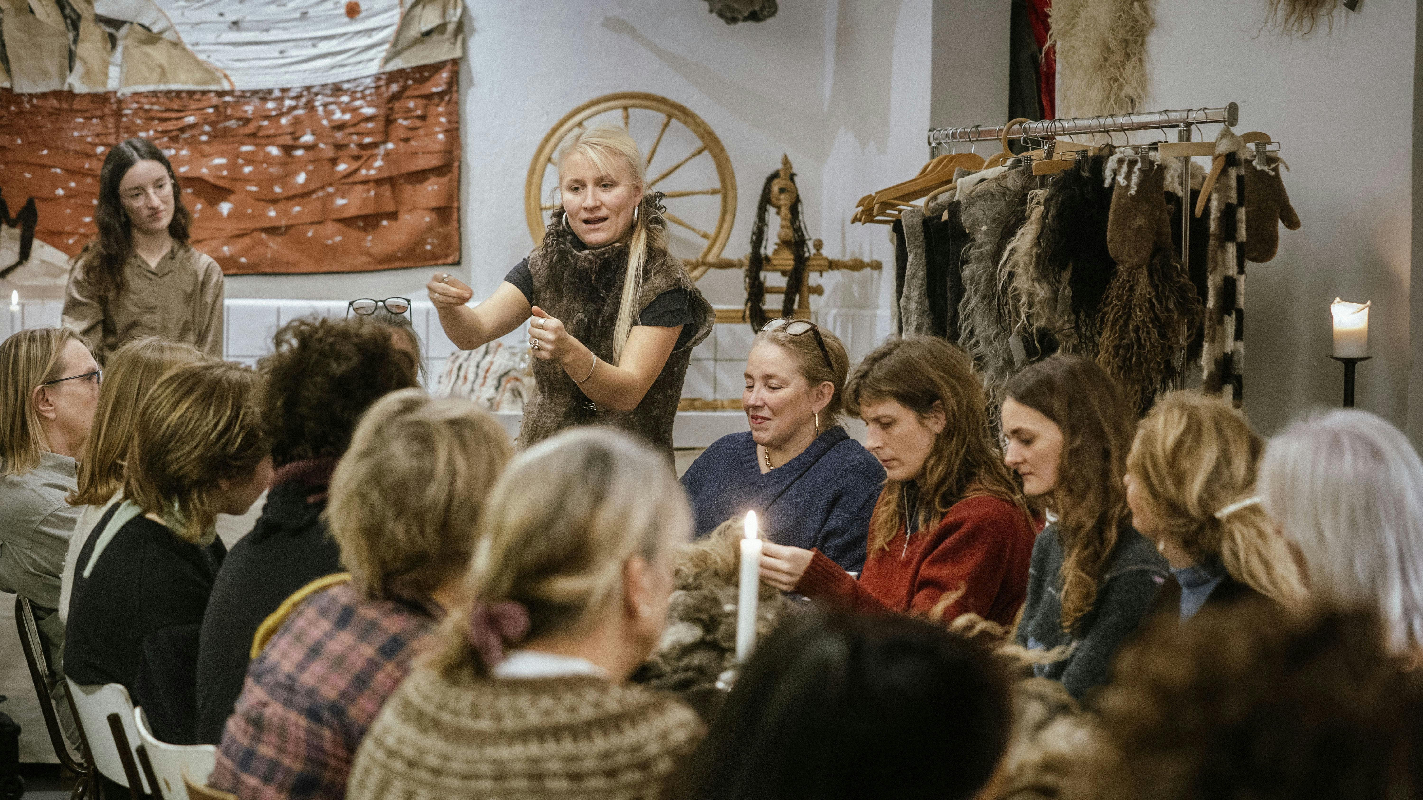 Maja Høy underviser i dogmestrik i Hedestriks lokaler.