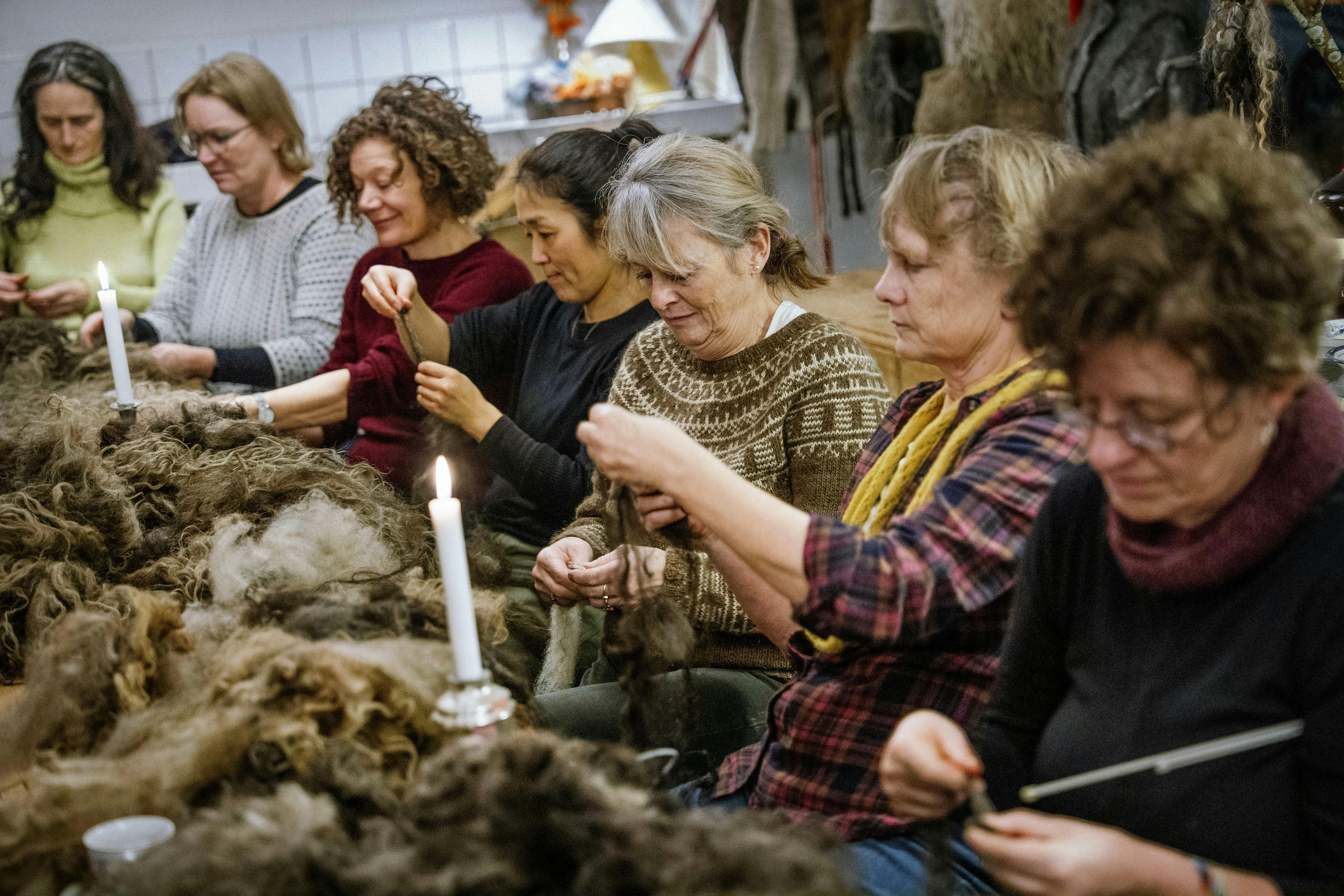 Deltagere til workshop i at dogmestrikke.