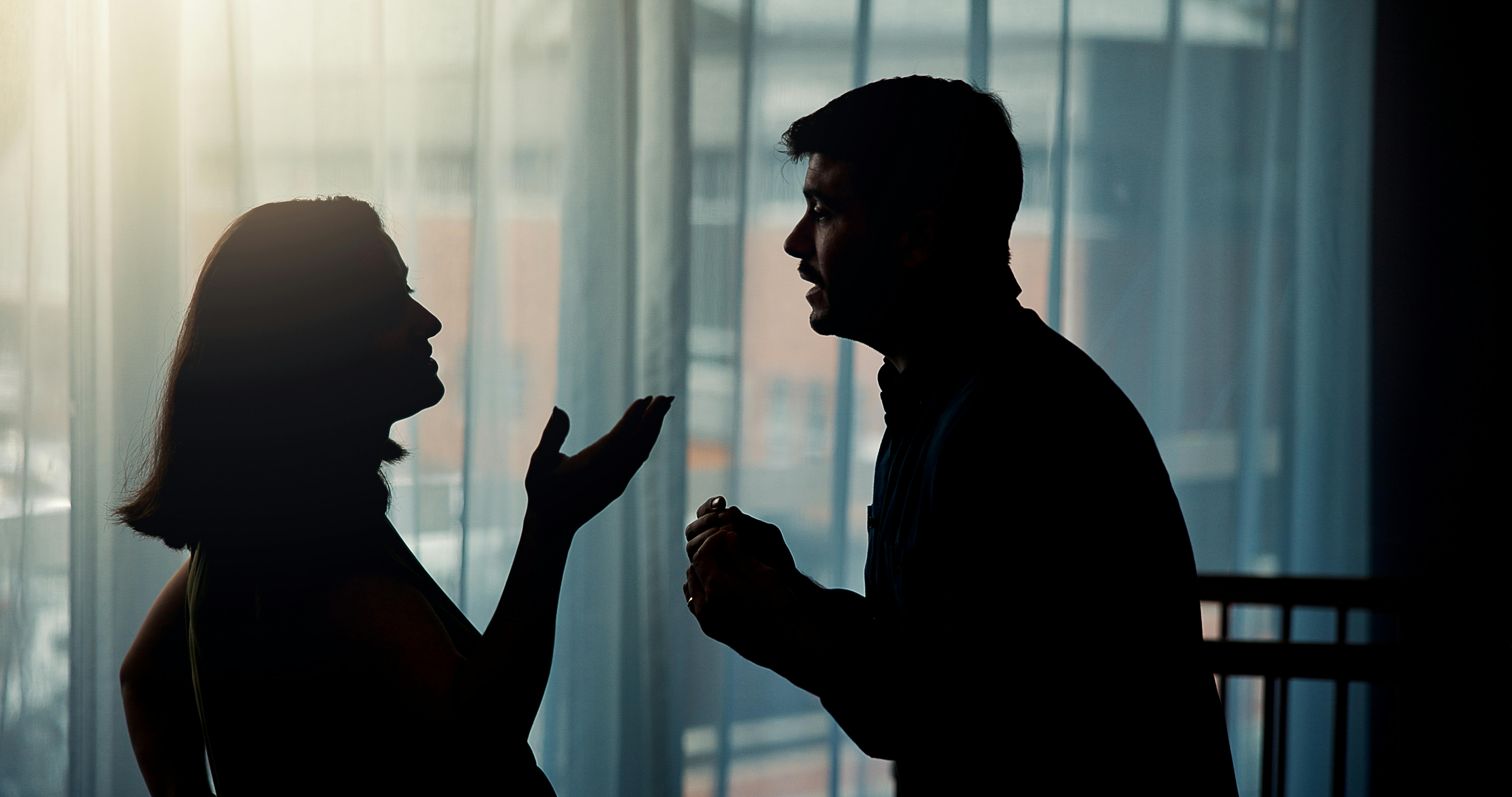 Mand og kvinde diskuterer