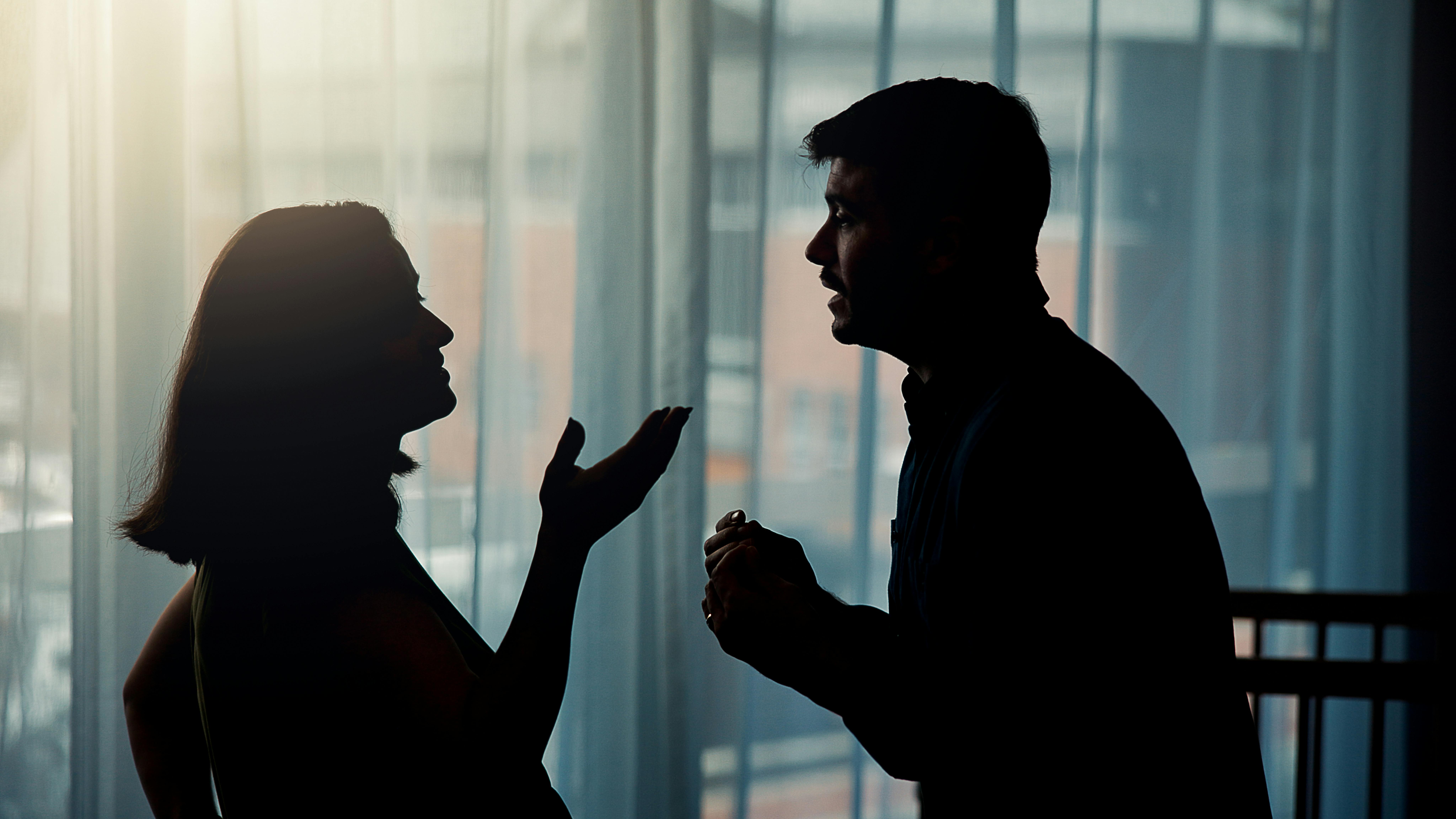 Mand og kvinde diskuterer