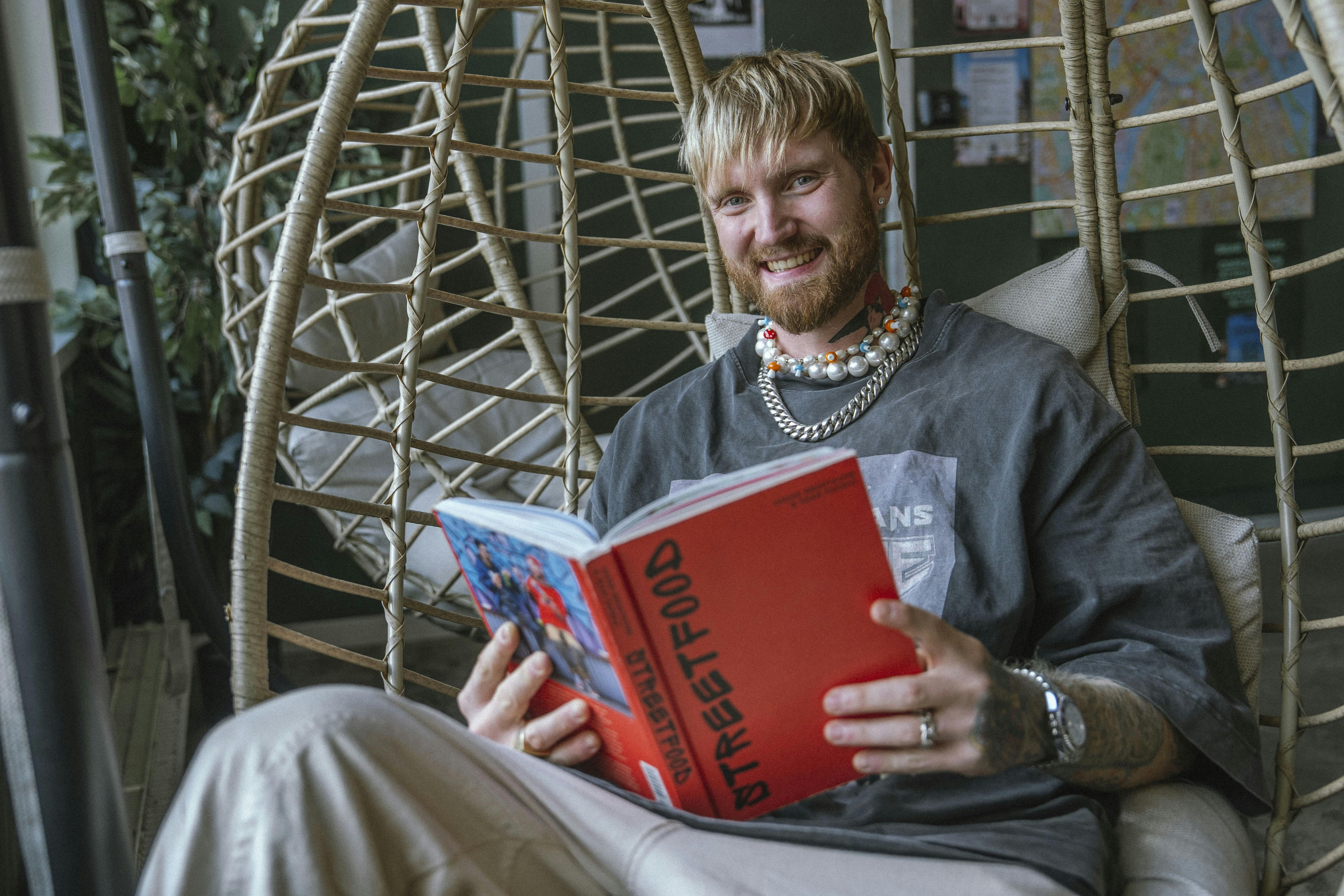 Asger Brodtkorb har haft ortoreksi - en sygelig optagethed af madvaner og sund kost - og er forfatter til bøgerne "Selvbedrag" og "Streetfood".