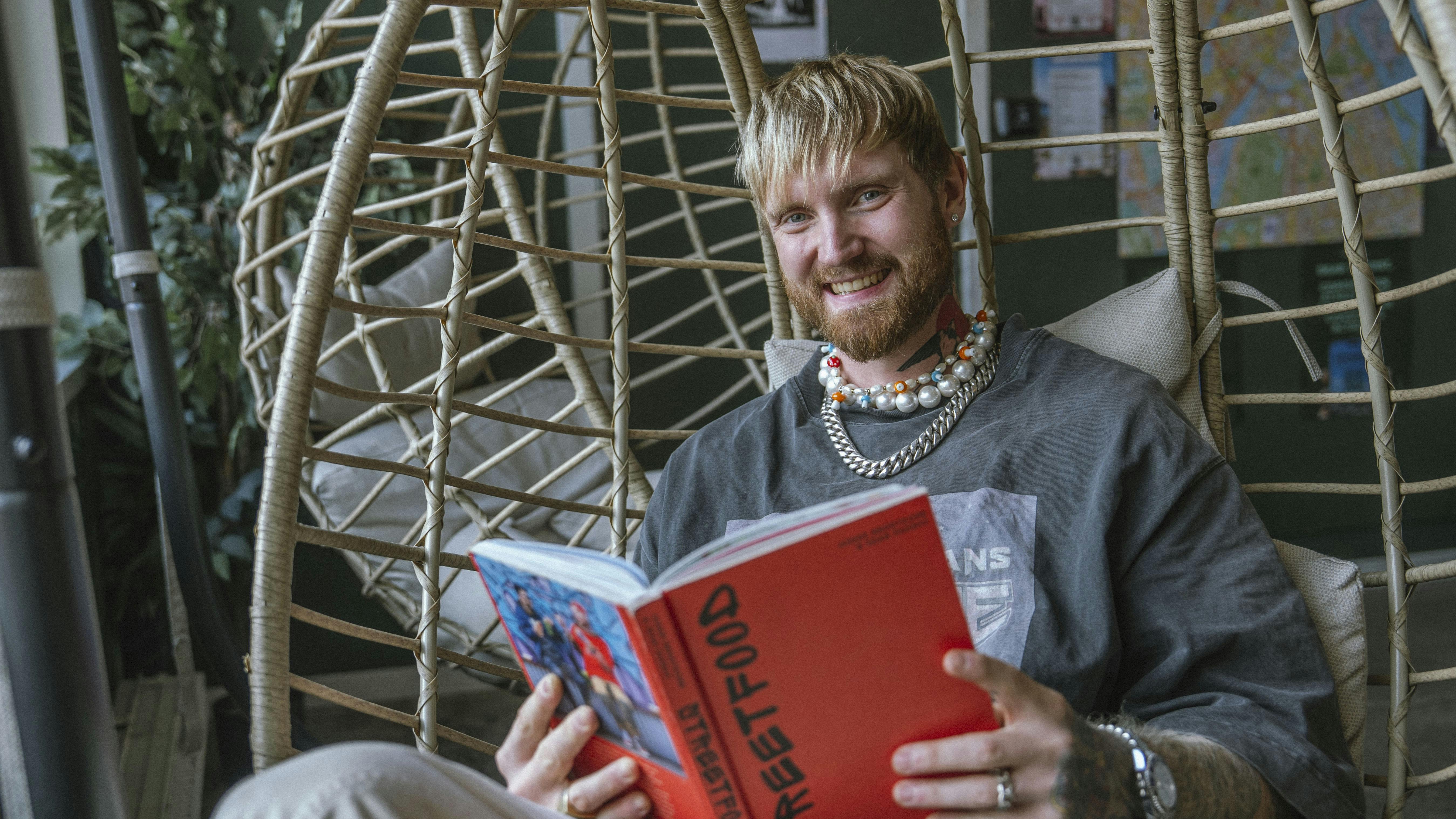 Asger Brodtkorb har haft ortoreksi - en sygelig optagethed af madvaner og sund kost - og er forfatter til bøgerne "Selvbedrag" og "Streetfood".