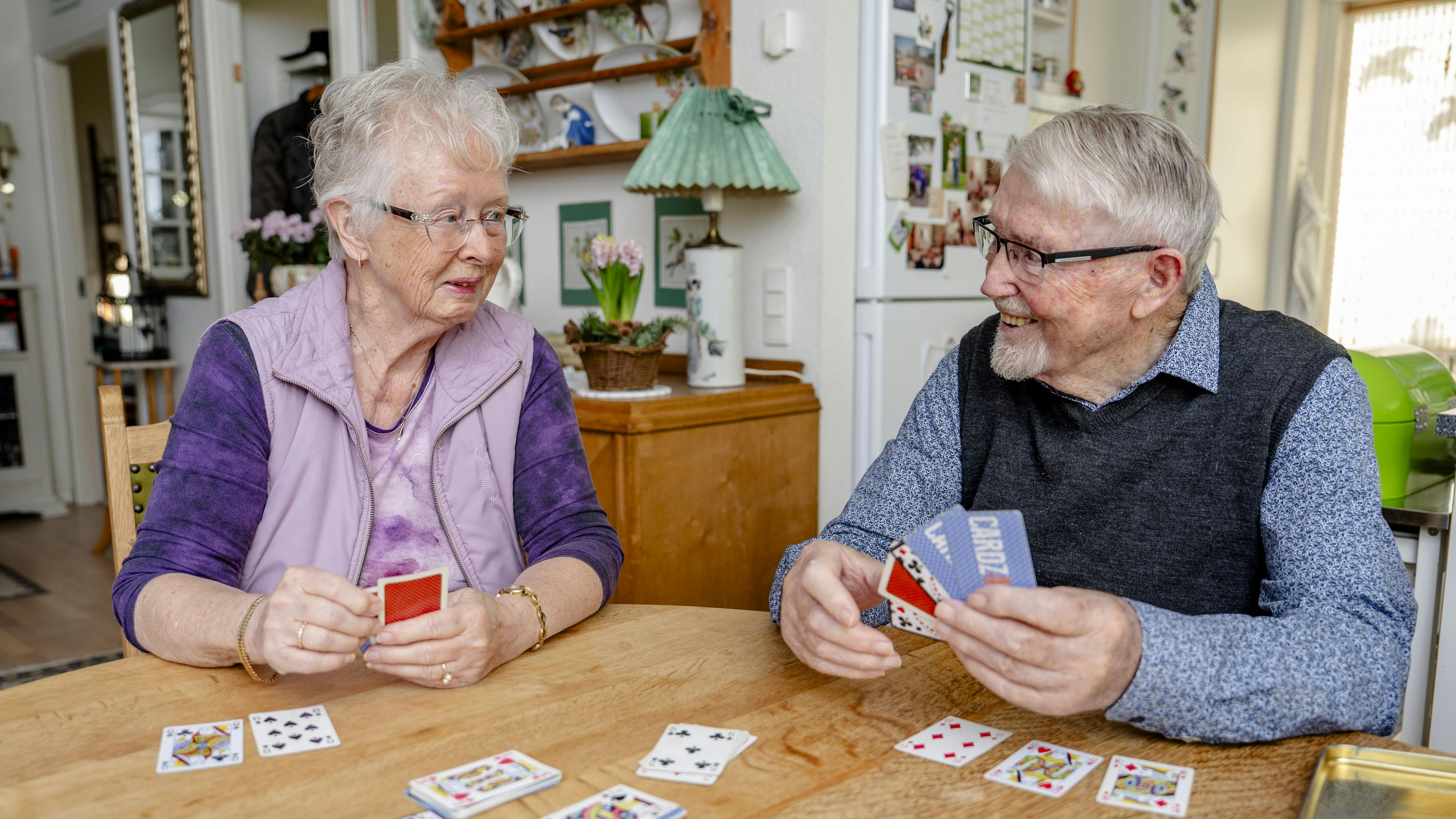 Annalise Lønstrup og Svend Aage Hansen mødte hinanden i en Facebookgruppe og er blevet kærester i en sen alder.