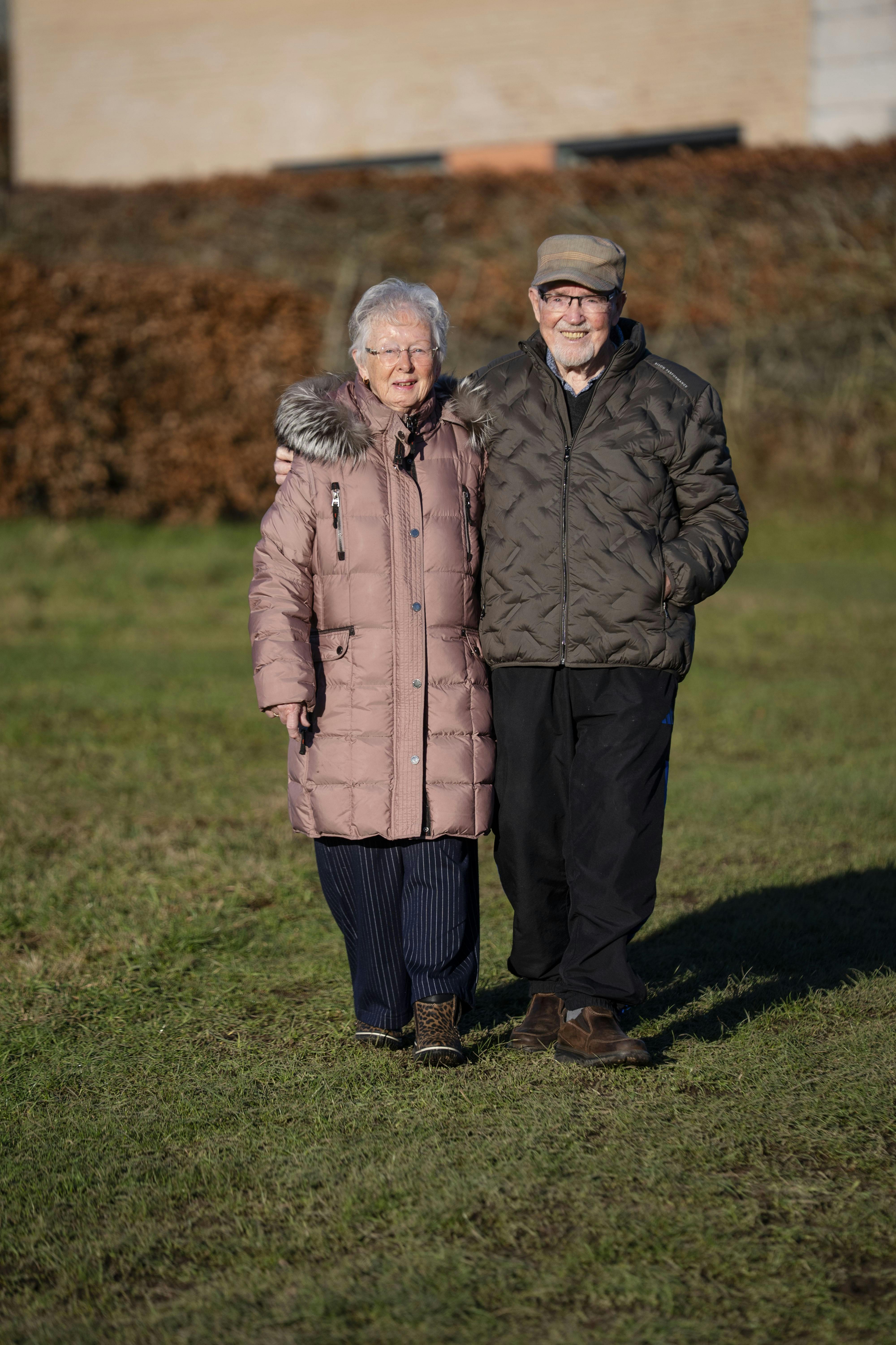 Svend Aage Hansen og Annalise Lønstrup går stadig ture, når de kan komme til det, selv om Svend Aage ikke kan gøre det helt så ofte som i begyndelsen af deres kærlighedsforhold.
