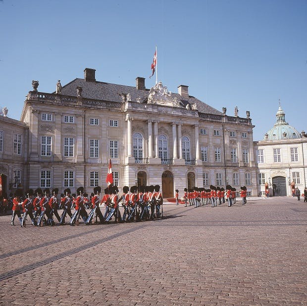 På tre dage ser vi hovedstadens nye og gamle vartegn, heriblandt Den Sorte Diamant, Christiansborg, Rosenborg Slot og Amalienborg Slot. Vi bor på et dejligt, 4-stjernet hotel i hjertet af København, og der bliver selvfølgelig også tid på egen hånd til mus