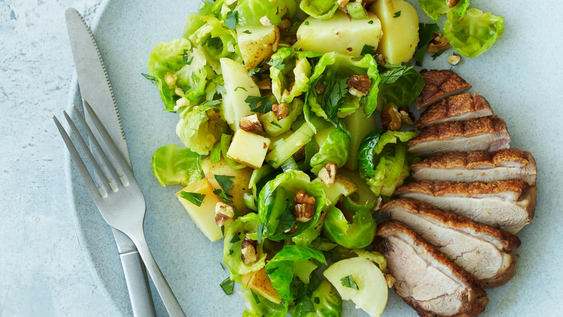 Kartoffelsalat med rosenkål og stegt andebryst