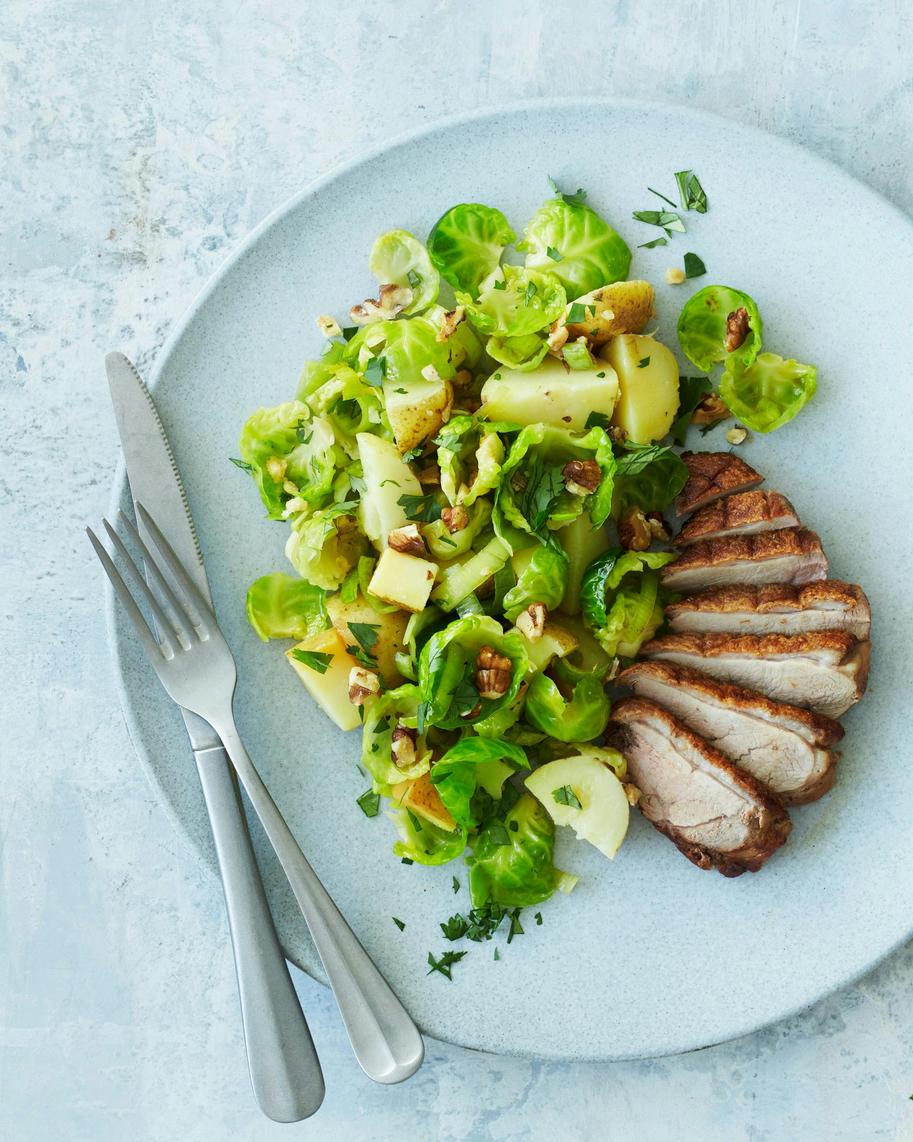 Kartoffelsalat med rosenkål og stegt andebryst
