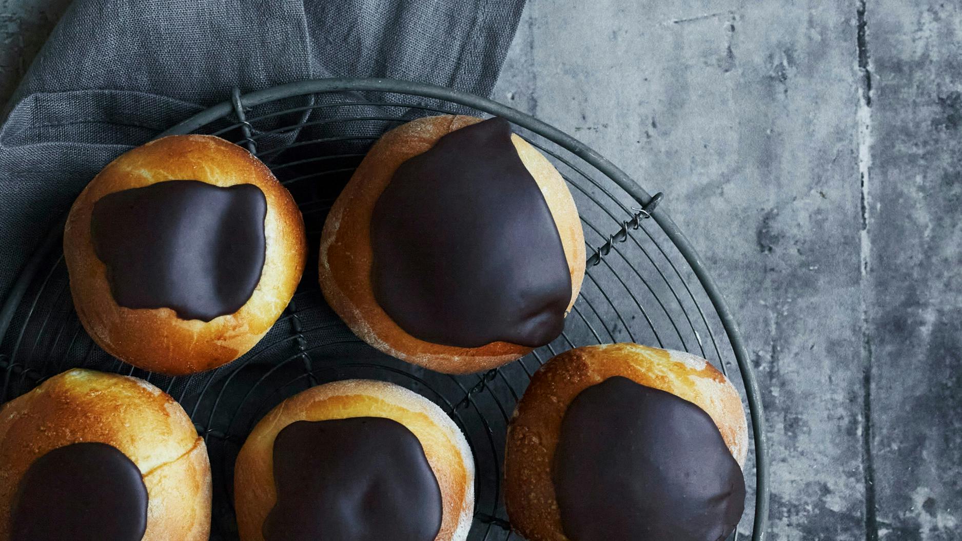 Fastelavnsboller med vaniljecreme og svesker