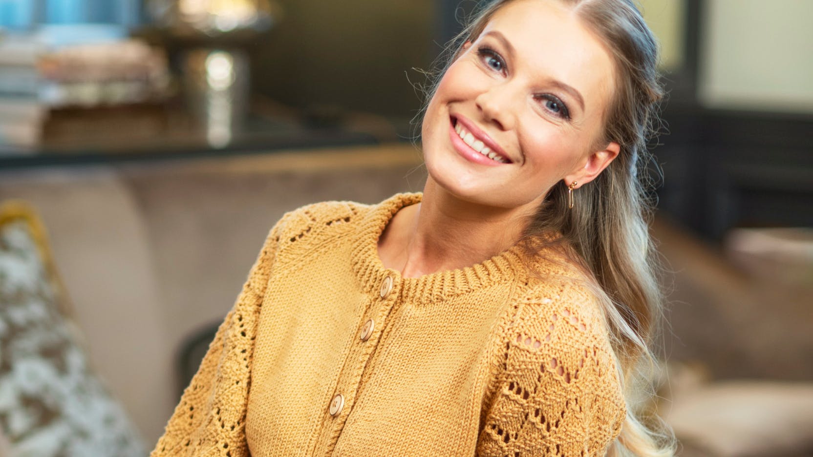 Strikket cardigan med smarte ærmer i hulmønster