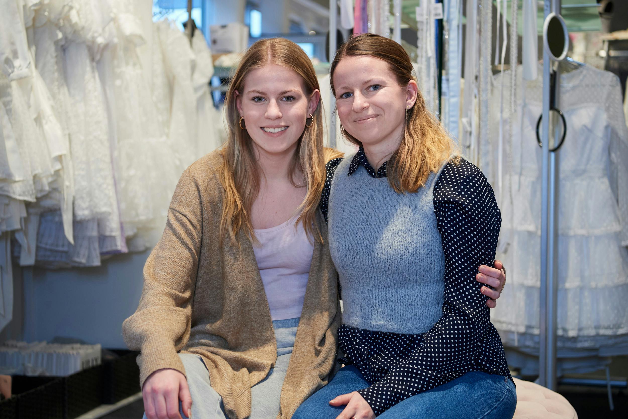 14-årige Carla Sørensen og 35-årige Ditte Sørensen er sammen taget til butikken Miss Nicolai i Brønshøj for at finde kjolen til Carlas store dag. 