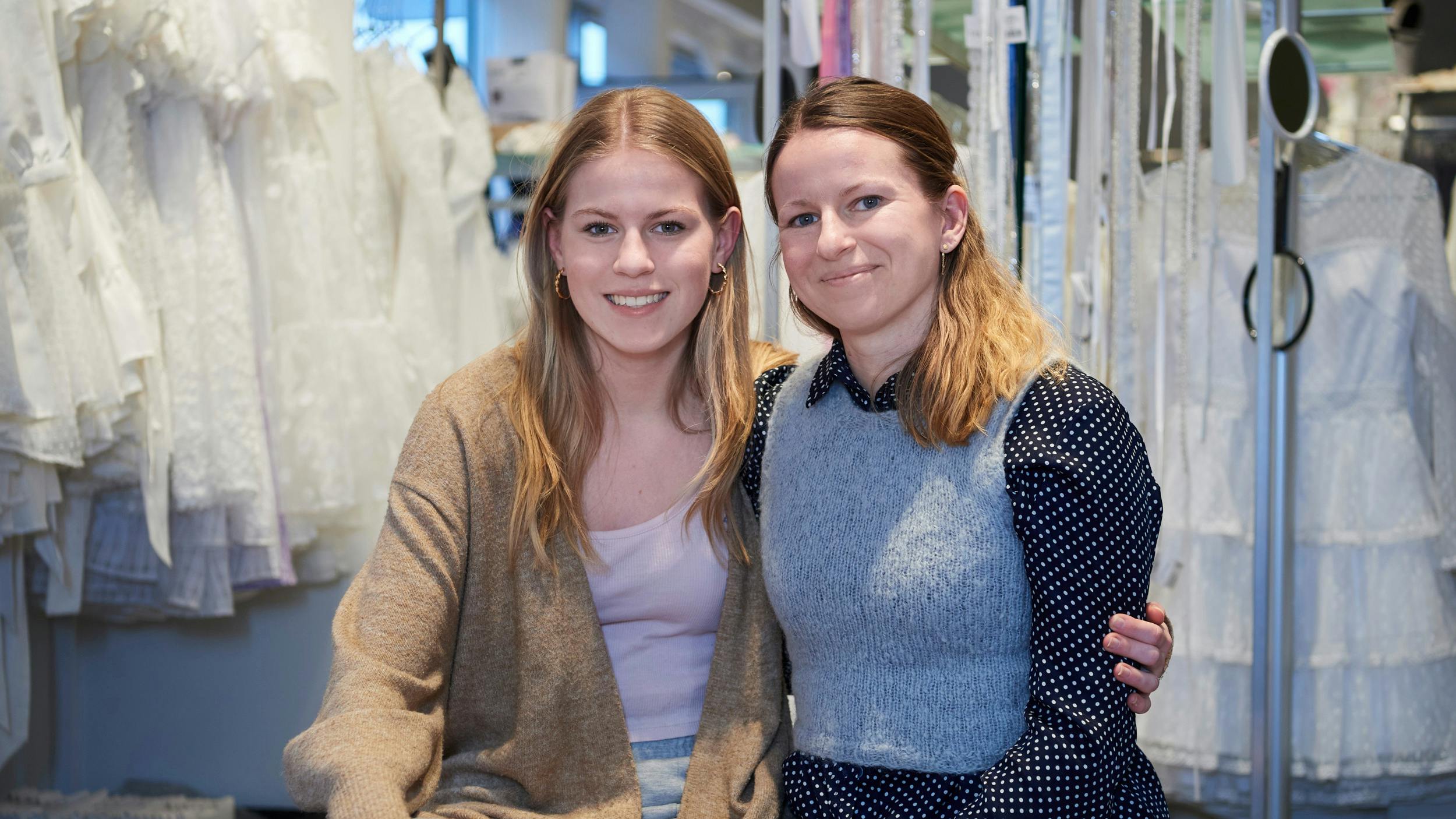 14-årige Carla Sørensen og 35-årige Ditte Sørensen er sammen taget til butikken Miss Nicolai i Brønshøj for at finde kjolen til Carlas store dag. 
