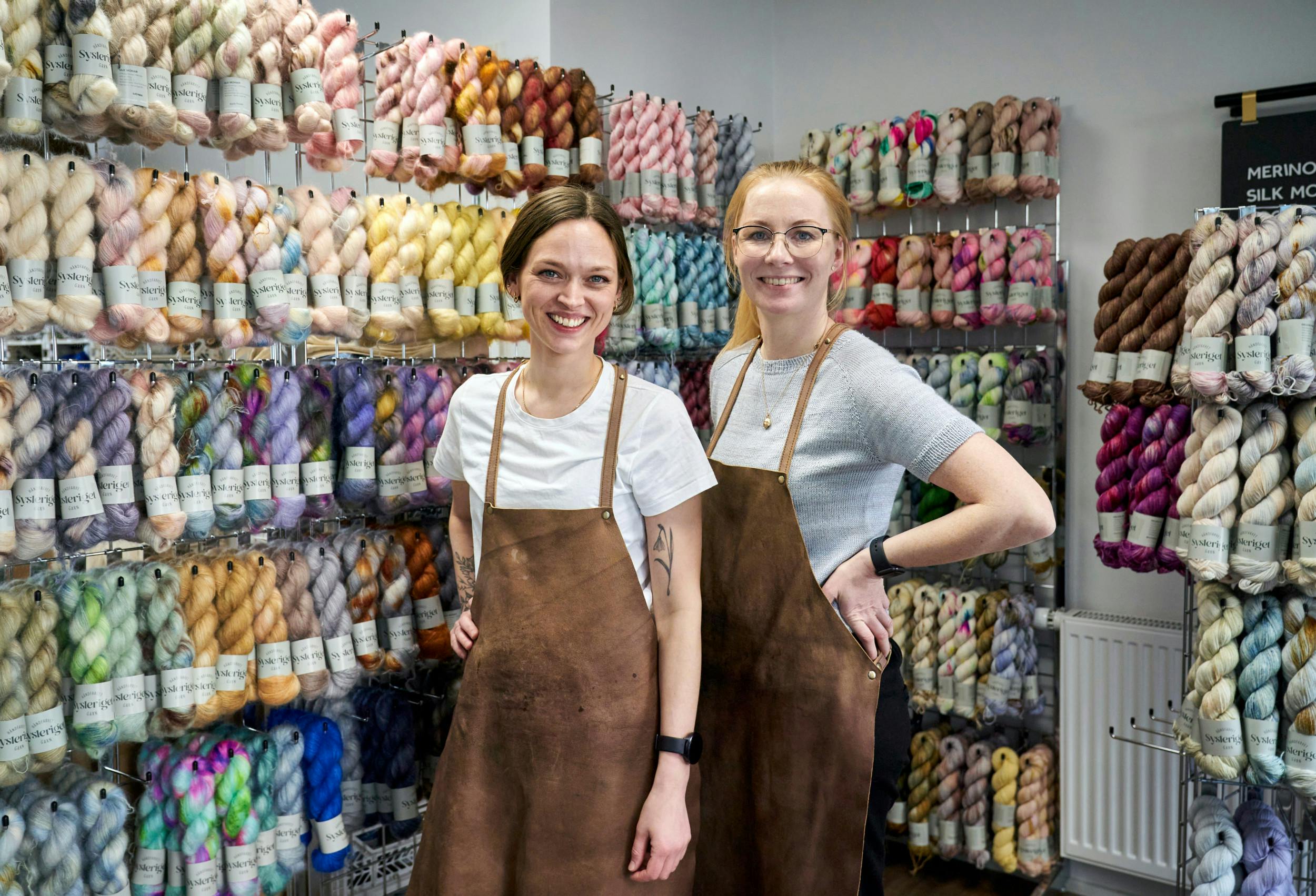 Sammen med Sissel (t.v) driver Malene (t.h) Sysleriget, som har butik i Aarhus, men sælger håndfarvet garn til syv lande.