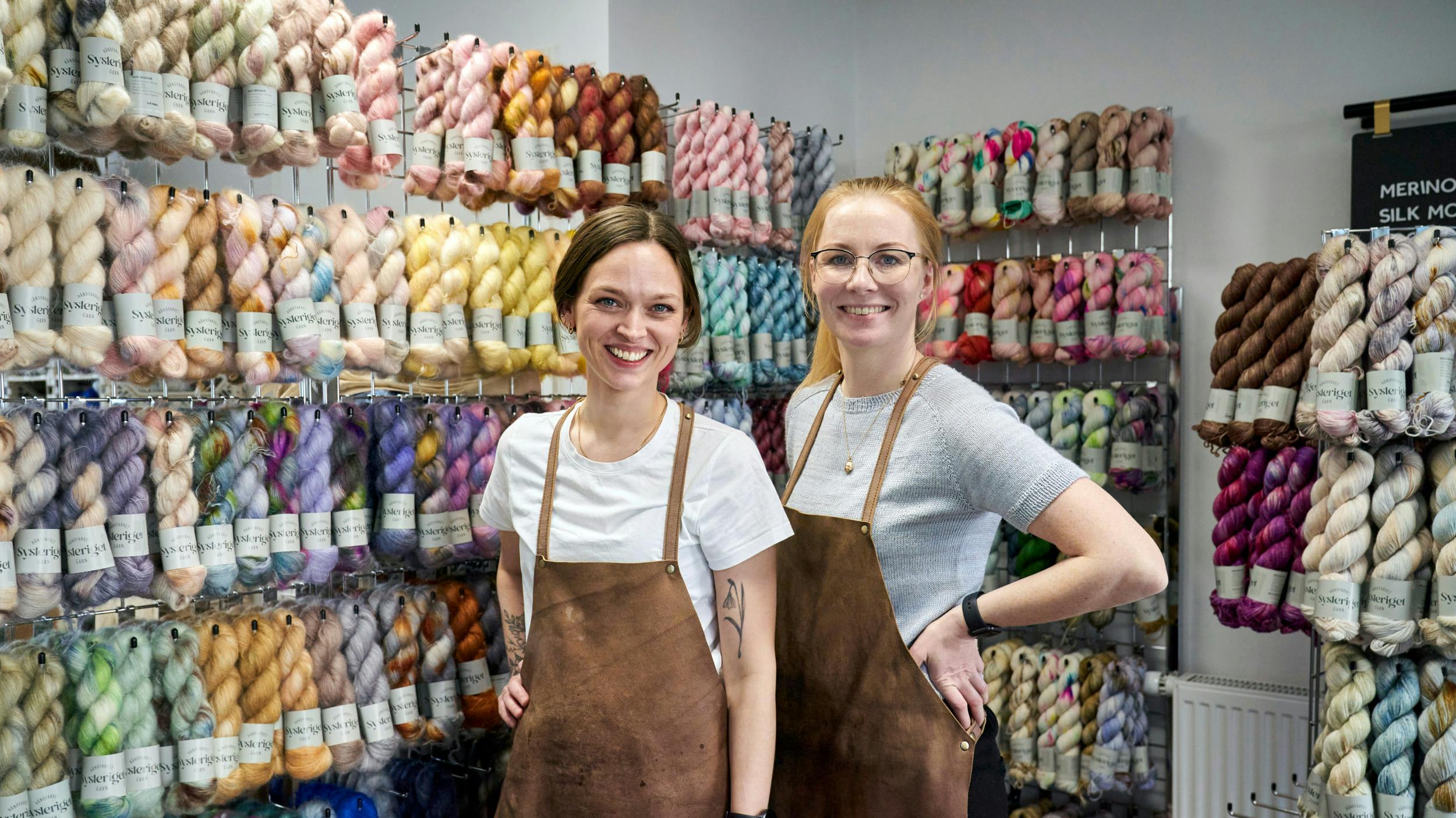 Sammen med Sissel (t.v) driver Malene (t.h) Sysleriget, som har butik i Aarhus, men sælger håndfarvet garn til syv lande.