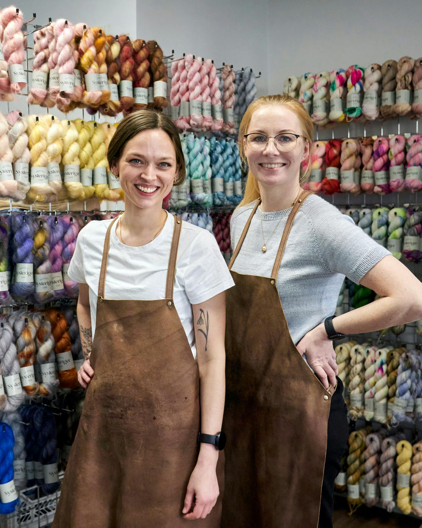 Sammen med Sissel (t.v) driver Malene (t.h) Sysleriget, som har butik i Aarhus, men sælger håndfarvet garn til syv lande.