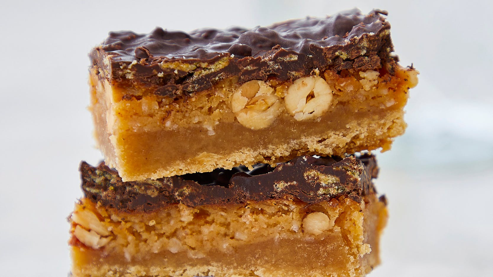 Lækre karamelsnitter med knas og chokoladeovertræk