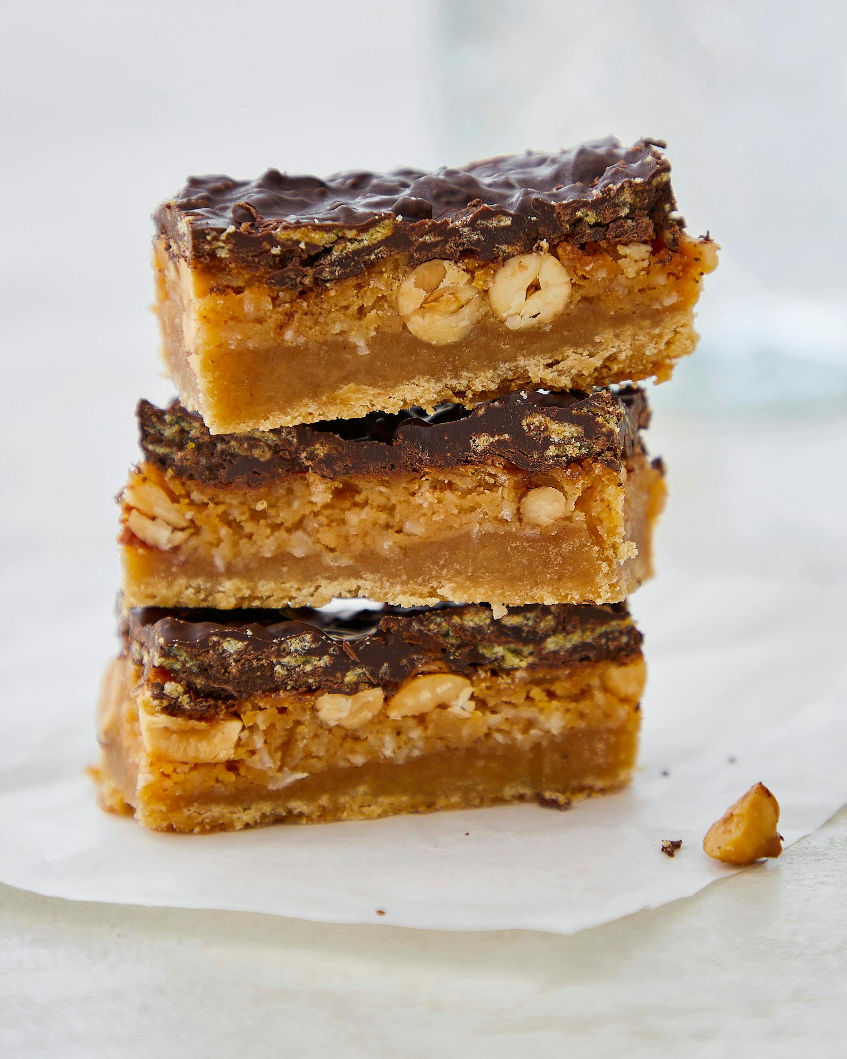 Lækre karamelsnitter med knas og chokoladeovertræk