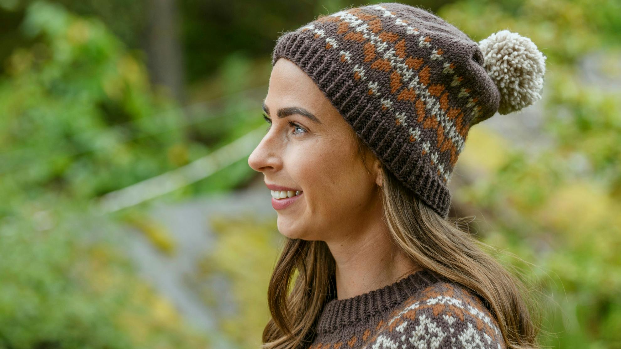 Kvinde i skov med hue