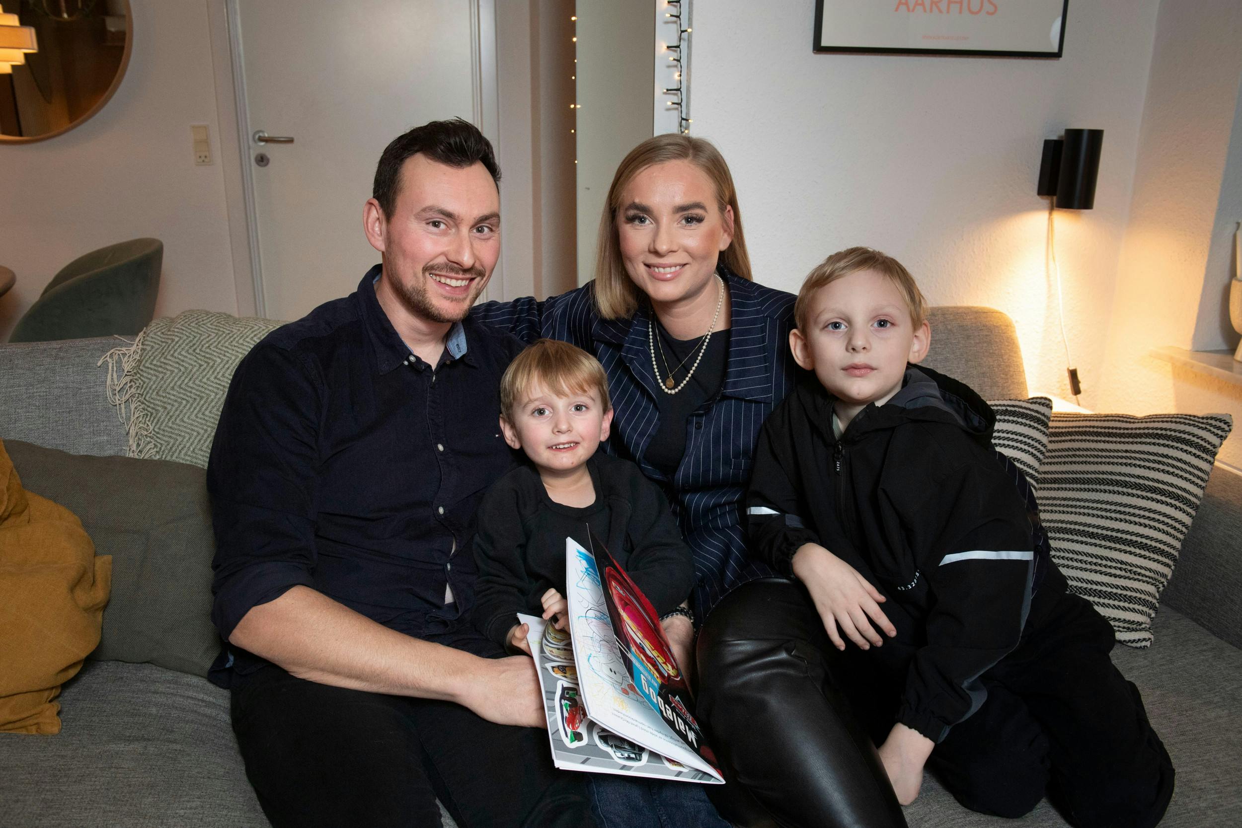Julie og Mark med deres børn, Norr på seks og Villum på fire, i familiens hjem i Højbjerg.