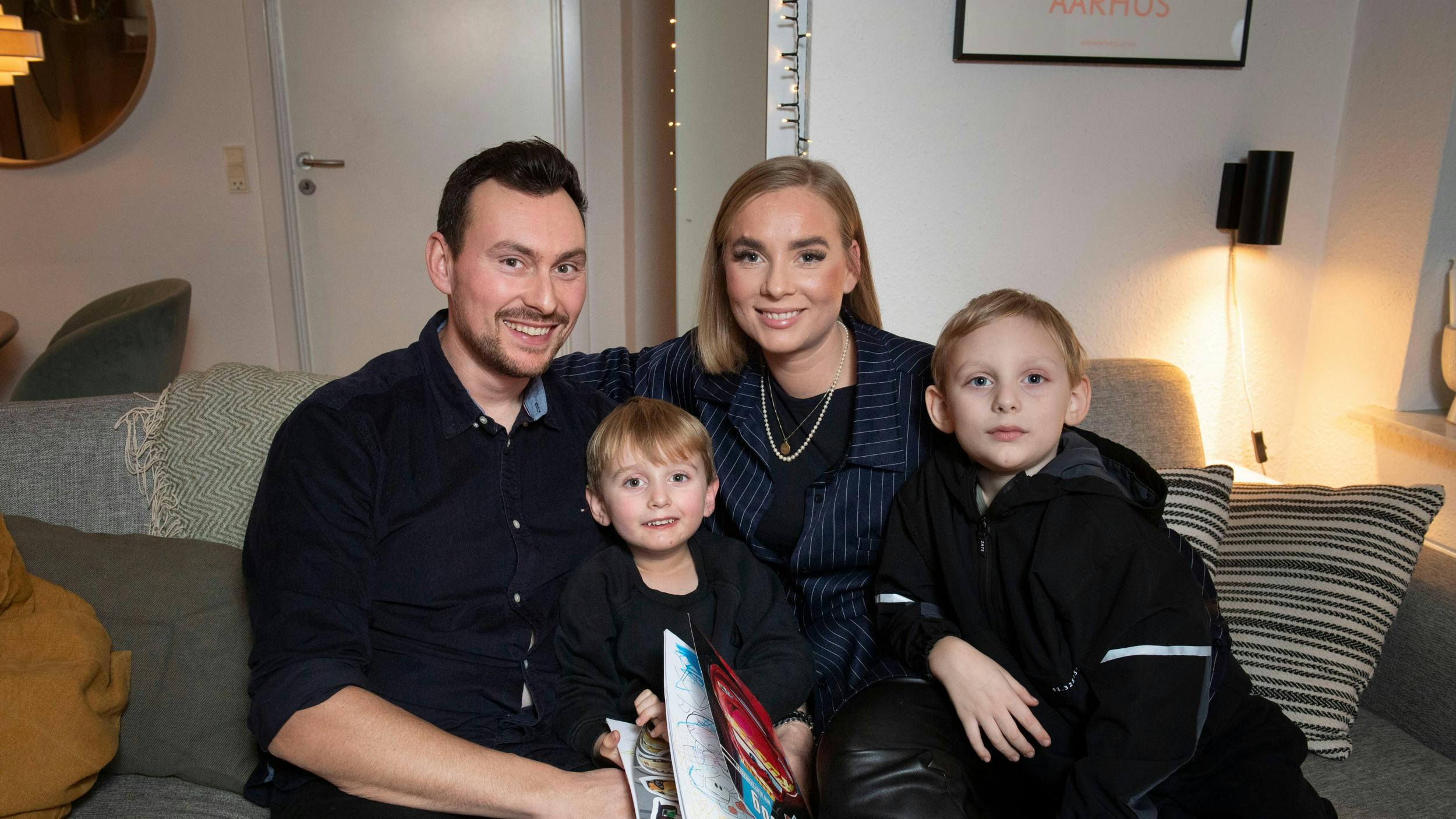 Julie og Mark med deres børn, Norr på seks og Villum på fire, i familiens hjem i Højbjerg.