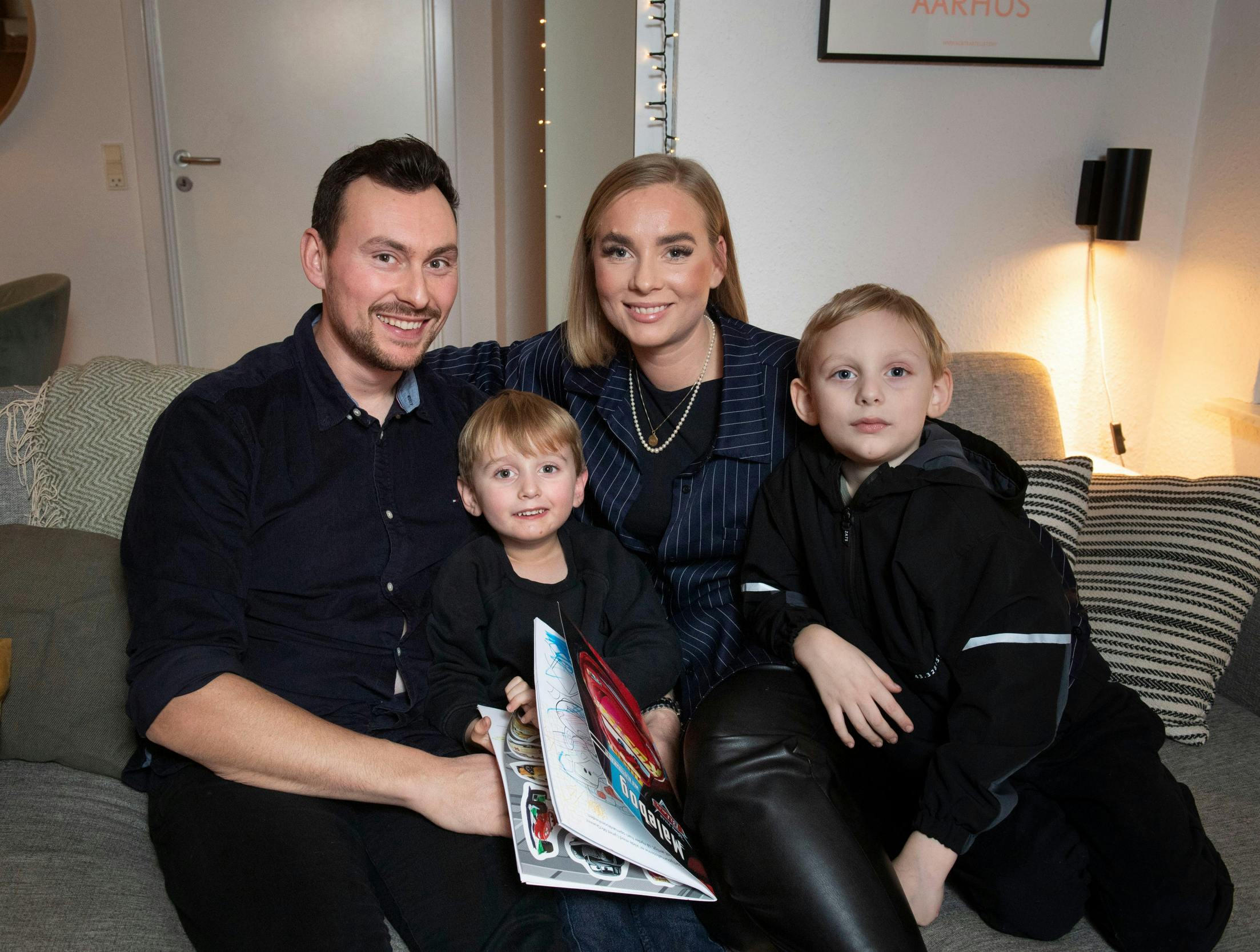 Julie og Mark med deres børn, Norr på seks og Villum på fire, i familiens hjem i Højbjerg.