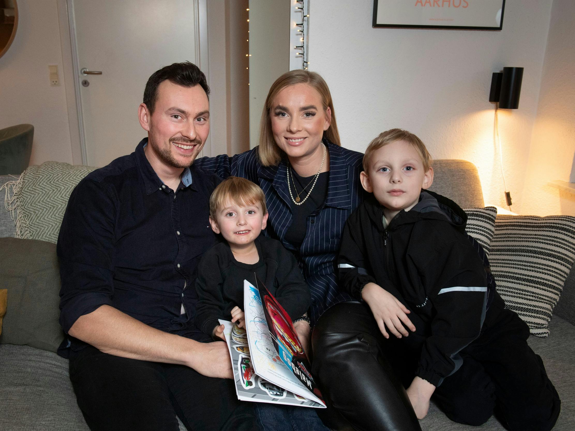 Julie og Mark med deres børn, Norr på seks og Villum på fire, i familiens hjem i Højbjerg.