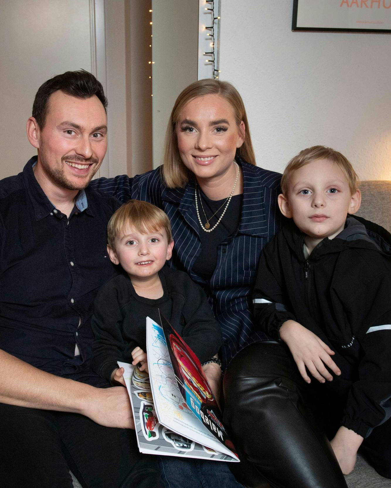 Julie og Mark med deres børn, Norr på seks og Villum på fire, i familiens hjem i Højbjerg.