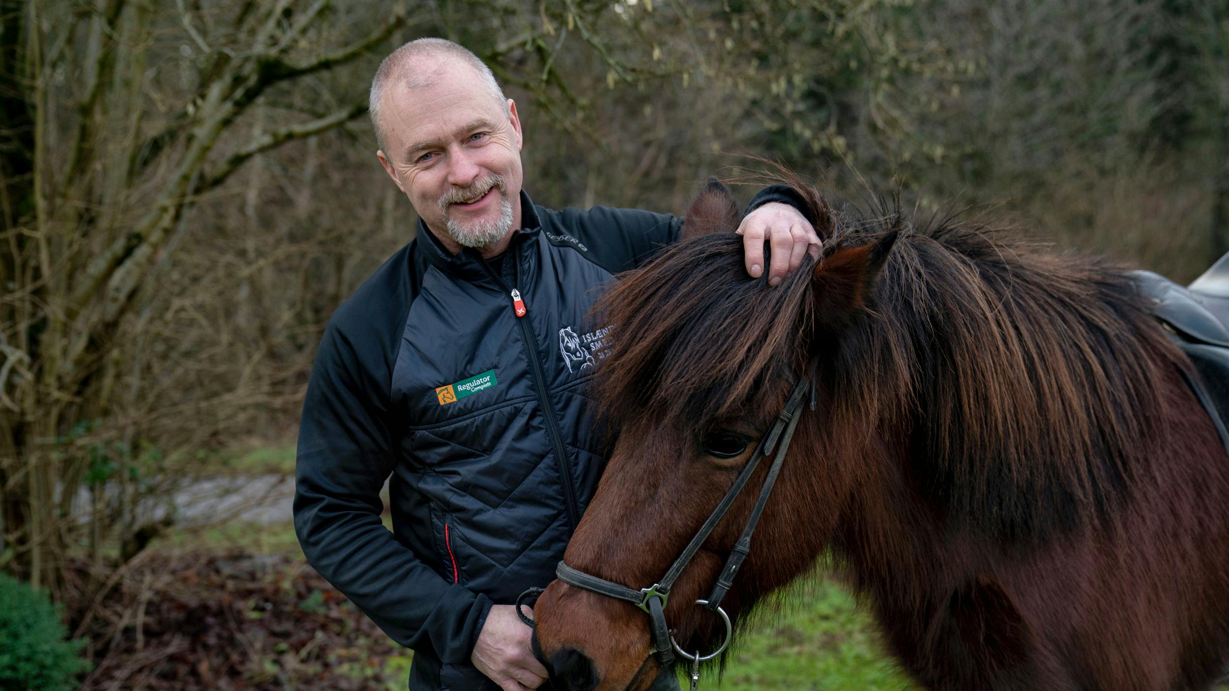 56-årige Jørn Vestergård sammen hesten Sleipnir.