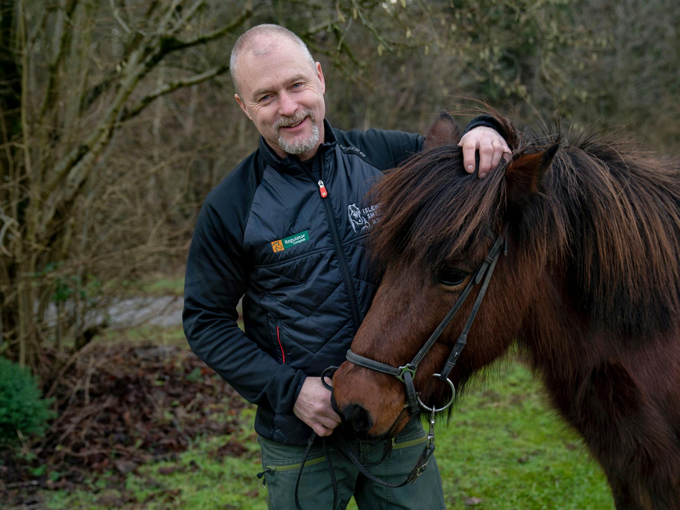 56-årige Jørn Vestergård sammen hesten Sleipnir.