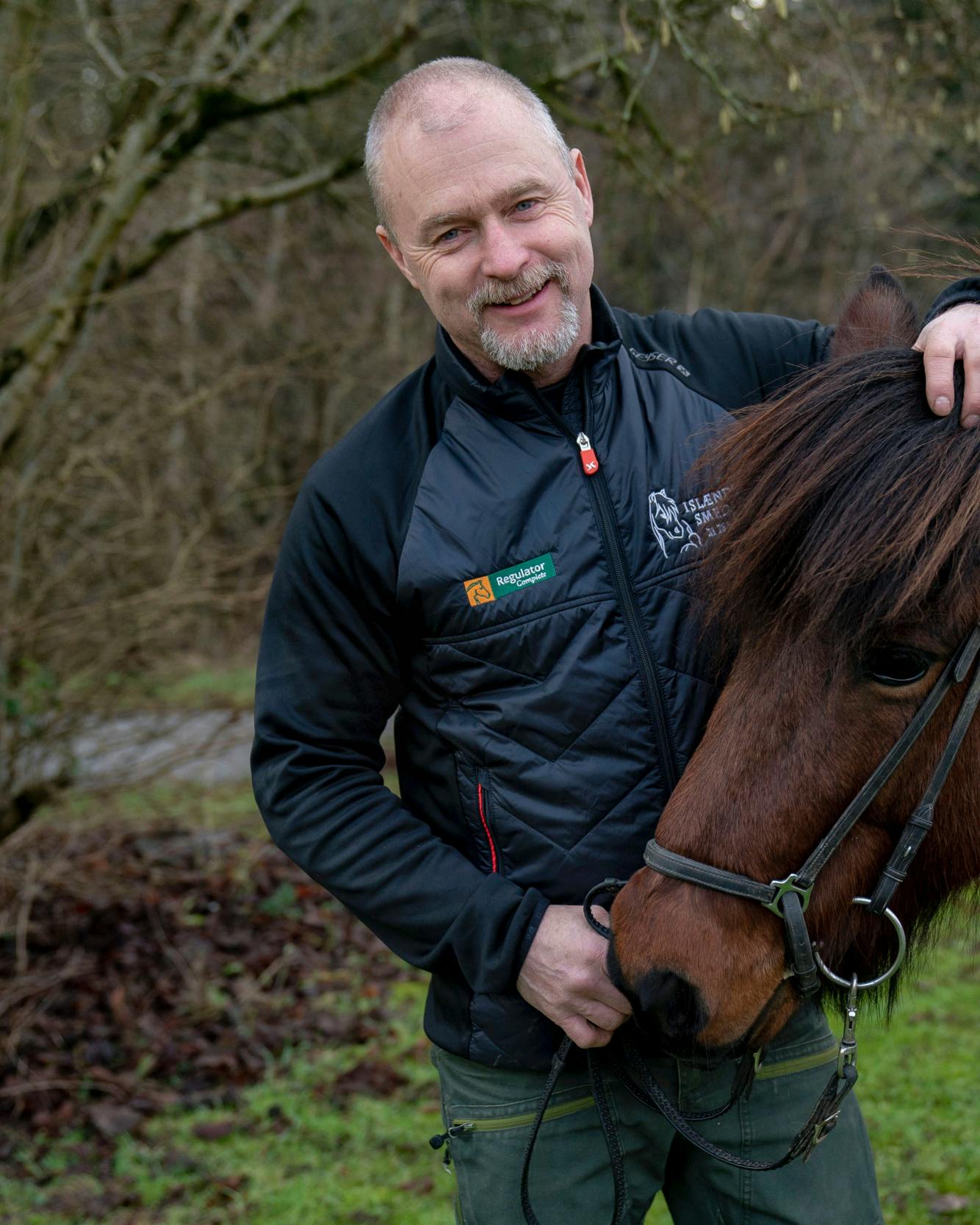 56-årige Jørn Vestergård sammen hesten Sleipnir.