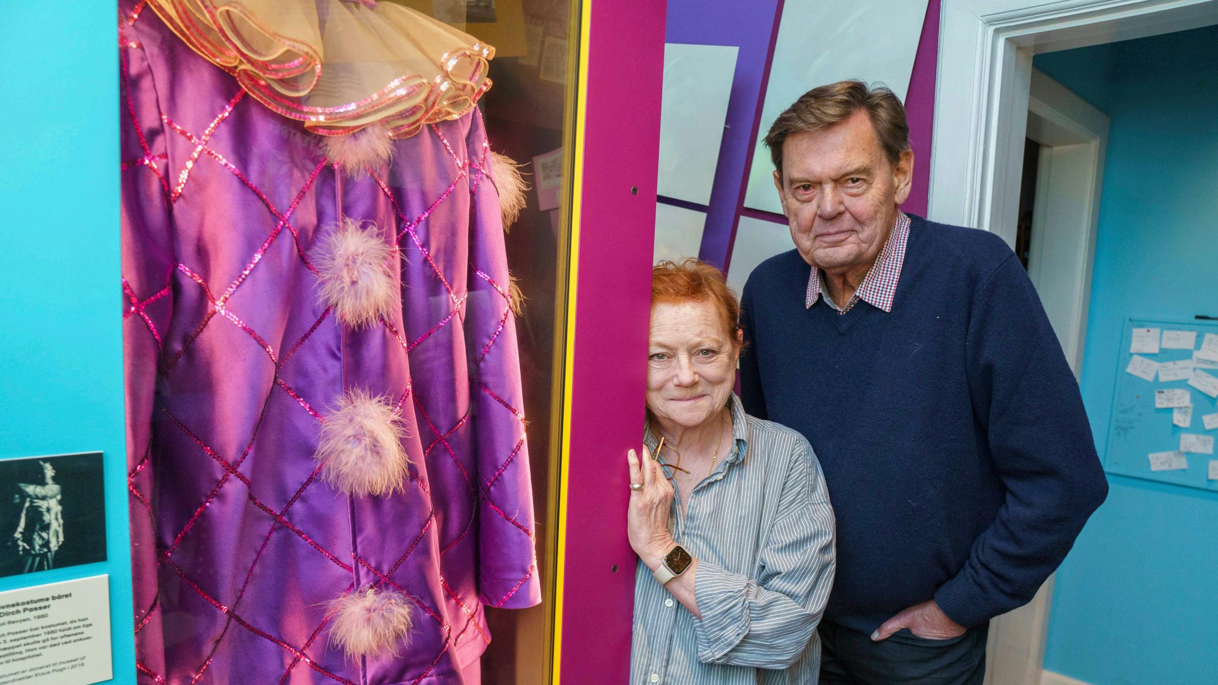 Lisbet Dahl og Ulf Pilgaard står i en garderobe