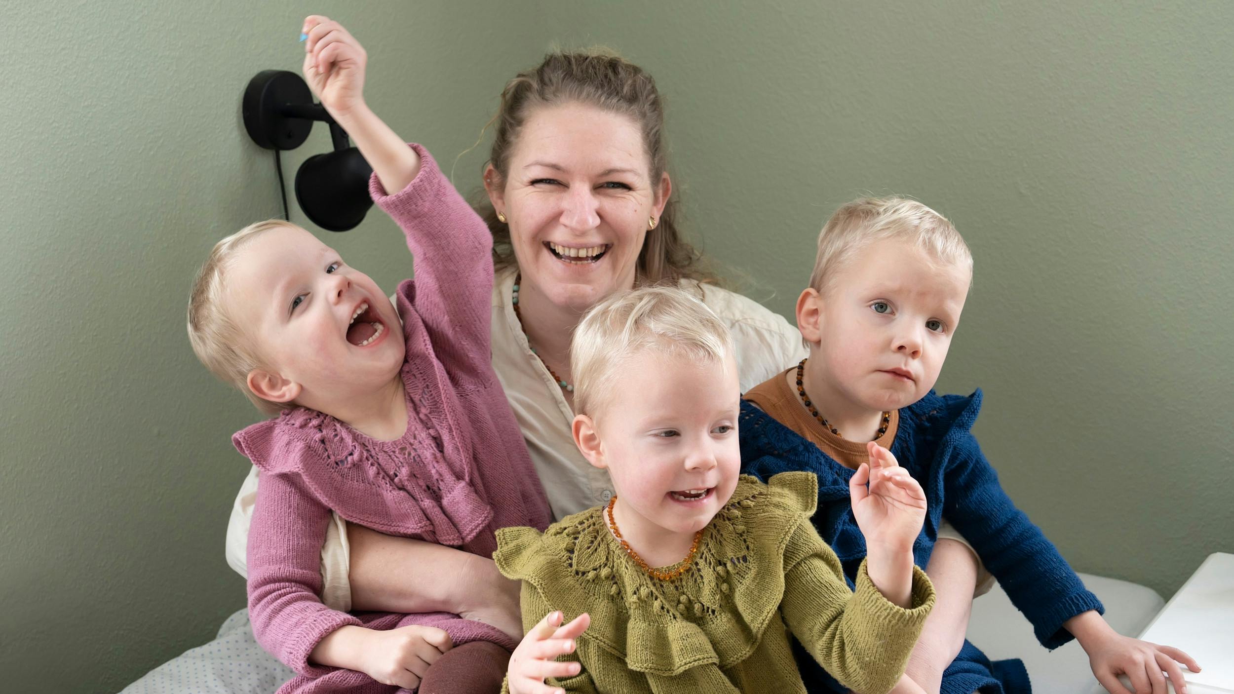 Ida Christensen med sine trillingepiger, Kendra (tv.), Scarlett og Eleanor.