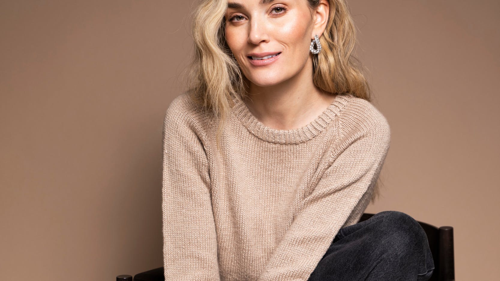 Strikket klassisk sweater til hende med rund hals