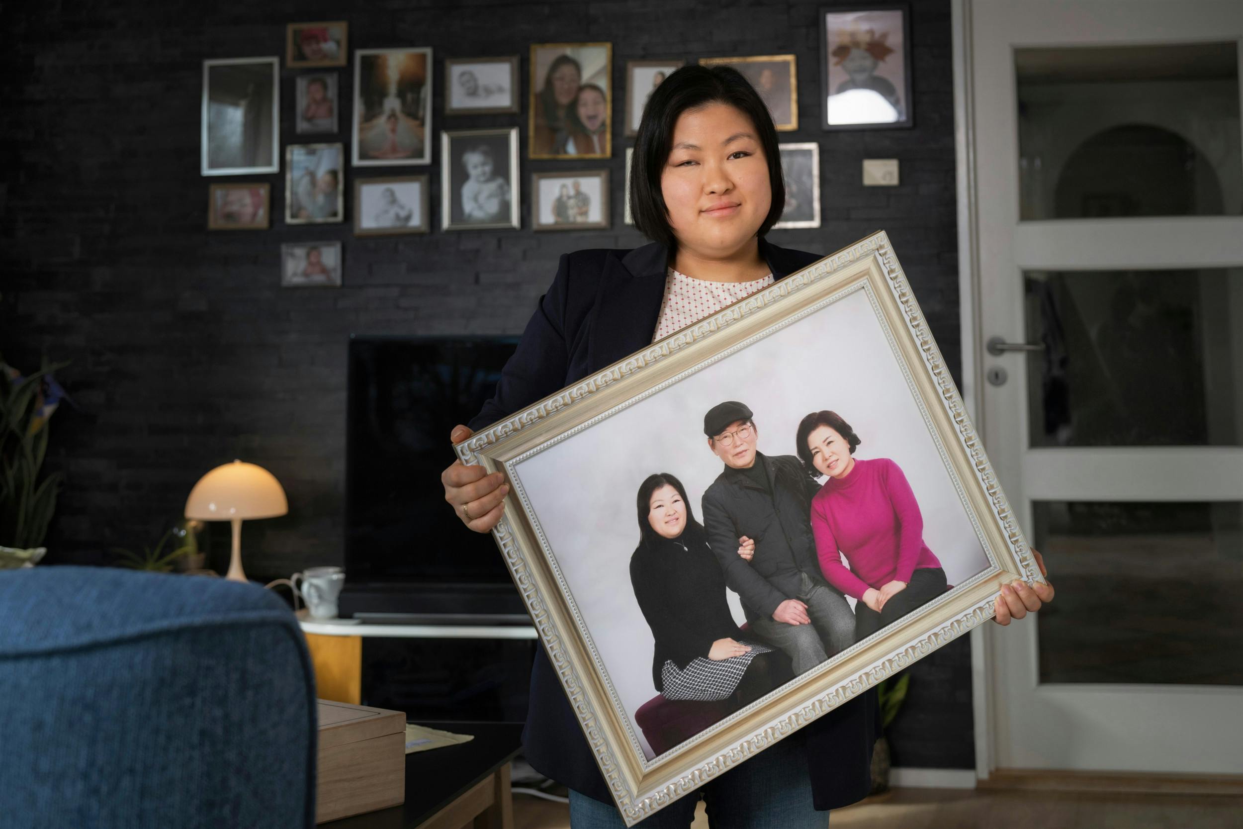 Mia Lee fik taget et billede sammen med sine biologiske forældre, Lee Chang og Jeong Chae, da hun mødte dem for første gang i sit liv sidste år i december.