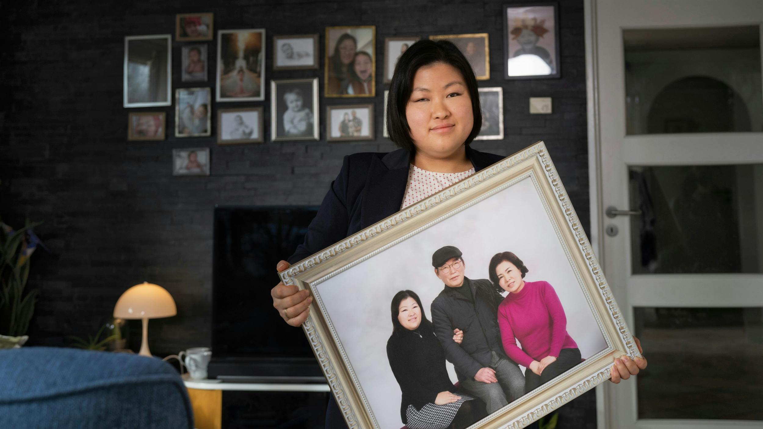 Mia Lee fik taget et billede sammen med sine biologiske forældre, Lee Chang og Jeong Chae, da hun mødte dem for første gang i sit liv sidste år i december.