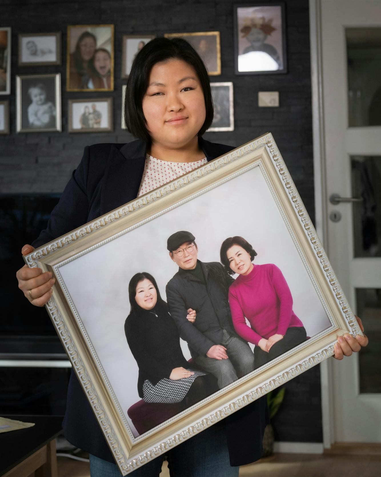 Mia Lee fik taget et billede sammen med sine biologiske forældre, Lee Chang og Jeong Chae, da hun mødte dem for første gang i sit liv sidste år i december.