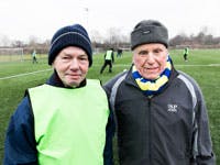 Bedsteforældre på fodboldbanen - her Poul og Kurt