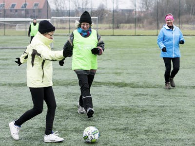 Bedstemor på fodboldbanen: Pillerne røg ud