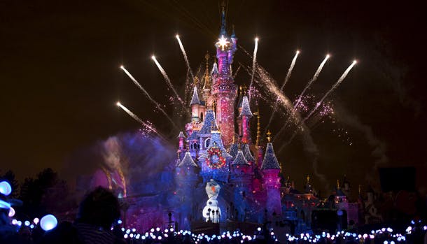 Alle sanserne bombarderes af julemagi i Disneyland Paris med flotte lysshow, udsmykninger og meget mere.