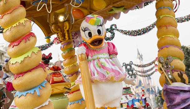 Mød de mange sjove disneyfigurer, når det er jul i Disneyland Paris